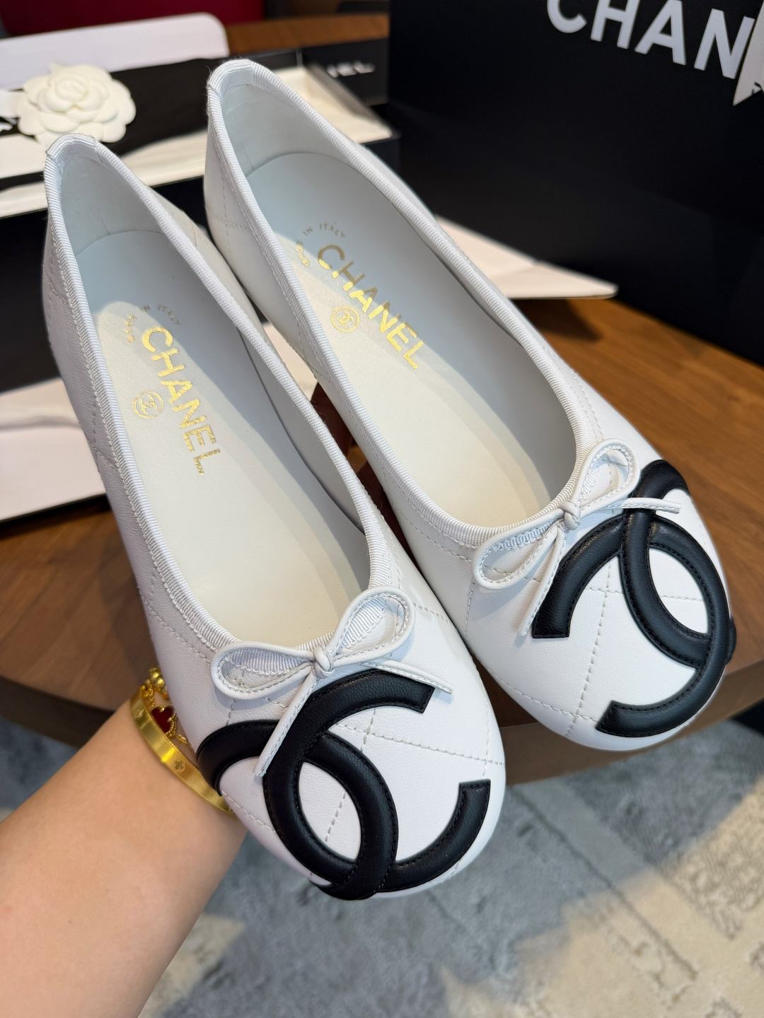 NO:888592,Made in Wanguan, Chanel 26COCO | Kangpeng shoes are back! 4 colors are a must-have for the first launch! Who knows, Chanel 26CocoPeach series is new. The Kangpeng shoes that have been waiting for N years are finally back!! The first 4 colors are white/red/beige/black, classic double C + retro round toe + soft and waxy lambskin  The French style on the feet is lazy, versatile and not picky, and you will not be tired when you run wild. White feet are gentle and clean | red is eye-catching and white and beige has a noble temperament | black is classic and versatile. Retro party/commuting party/sweet girl party can just rush to 26Cocobeach with eyes closed. Wait a few years! The core design highlight is the iconic large pair of CLogo. The super large contrasting double C logo on the toe is its most eye-catching feature  Square, low-key design that is different from regular models, instantly recognizable, with a retro and fashionable aura. Classic diamond quilted bow. The body of the shoe is made of Chanel's iconic diamond quilted lambskin material, with a small bow on the toe, which perfectly restores the gentleness and elegance of ballet shoes. At the same time, the lambskin material also ensures softness and comfort. Multi-color contrasting options  The picture shows a variety of colors, including classic black and white, beige black, burgundy + light blue contrasting colors, off-white + black, etc., which can be adapted to different styles of wear, whether it is daily commuting or dating. Size 35～40, single shoes, chanel, sheepskin19860909莞产 香奈儿26COCO|康鹏鞋回归!4色首发必冲! 谁懂啊香奈儿26CocoPeach系列上新 等了N年的康鹏鞋终于回归!! 首发直接4个王炸色白/红/米/黑经典双C+复古圆头+软糯小羊皮 上脚法式慵懒,百搭不挑人,暴走不累脚白色温柔干净|红色吸睛显白米色气质显贵|黑色经典百搭 复古党/通勤党/甜妹党直接闭眼冲26Cocobeach 过再等几年! 核心设计亮点标志性大双CLogo 鞋头的超大撞色双C标识是它最吸睛的 方,区别于常规款的低调设计,辨识度直接拉满,自带复古又时髦的气场 经典菱格绗缝 蝴蝶结 鞋身采用香奈儿标志性的菱格绗缝小羊皮材质,搭配鞋头的小蝴蝶结,完美还原了芭蕾舞鞋的温柔优雅,同时小羊皮材质也保证了穿着的柔软舒适 多色撞色选择 图中展示了多种配色,包括经典的黑白,米黑,还有酒红+浅蓝撞色,米白+黑等,能适配不同风格的穿搭,不管是日常通勤还是约会都能hold住 山 Size35～40,单鞋,chanel,sheepskin,Women's Shoes