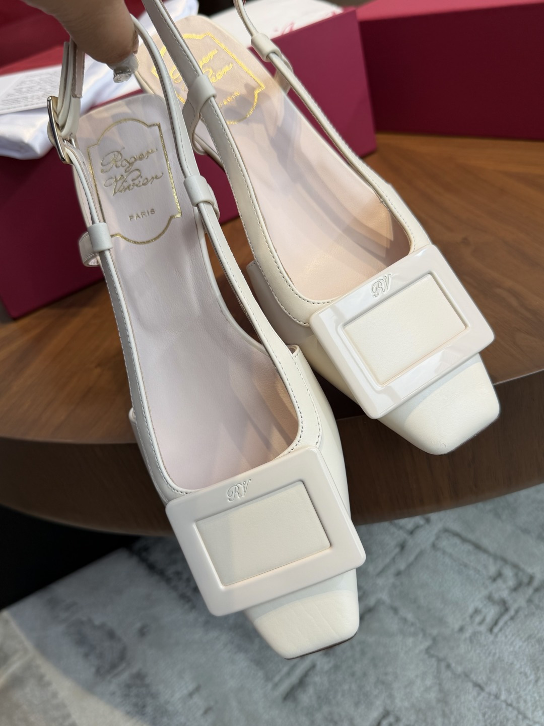NO:901255,The classic belle series produced in Guangdong produces 2.5 cm strap sandals. The white color is very romantic and interprets RV French elegance the moment you put it on. Roger Vivier sandals | An encounter of gentleness and elegance. Roger Vivier sandals | An encounter of gentleness and elegance. My dear friends, you will be attracted by this pair of Roger  Vivier sandals are so beautiful! They are gentle and fresh, as if the romance of spring is worn on the feet. The square buckle design is simple and elegant, but it does not lose its sense of refinement. The thin cross-strap style not only modifies the foot shape, but also adds a bit of elegance. Whether it is paired with a floral skirt or simple trousers, it can easily create a sweet atmosphere. The upper is made of imported calf leather and the lining of the foot pad is imported sheepskin. ZP private model custom buckle ZP custom leather outsole  Size34～40,sandals,roger vivier,sandals,skirts,cowhide,sheepskin,Leather soles19860909莞产 经典款belle系列出2.5公分的绊带凉鞋 ,白色很浪漫,穿上的那一刻就诠释了rv法式优雅 Roger Vivier凉鞋|温柔与优雅的邂逅 Roger Vivier凉鞋|温柔与优雅的邂逅 宝子们,被这双 Roger Vivier凉鞋狠狠美到!温柔又清新,仿佛把春日的浪漫都穿在了脚上.方扣设计简约大方,却又不失精致感.细带交叉的款式,修饰脚型的同时,还增添了几分优雅.无论是搭配碎花裙还是简约的裤装,都能轻松营造出甜美的氛围感 鞋面采用进口胎牛皮 垫脚内里进口羊皮 zp私模定制饰扣 Zp定制真皮大底 Size34～40,凉鞋单鞋,roger vivier,sandals,skirts,cowhide,sheepskin,Leather soles,Women's Shoes