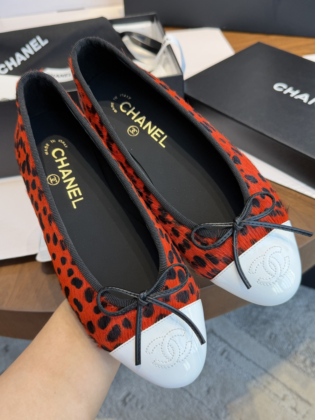 NO:922468,The new 26ss spring and summer Chane*l counter ballet shoes produced in Guangdong will be shipped soon. The continuation of the classic model is customized according to the original version. It is simple and versatile [deyi]. Fabric: Italian imported cowhide (exclusive private mold crocodile embossing). The lining is also made of benzene-dyed sheepskin, and the comfort and breathability are also high. The logo embossing is also an exclusive mold customization. The outsole is made of Italian genuine leather, which must be maintained when wearing it.  size35～40 (standard size), ballet shoes, chanel, cowhide, sheepskin, Leather soles19860909莞产 26ss春夏Chane*l专柜新款芭蕾舞鞋即将出货 按原版一比一定制经典款的延续搭配上脚简 单百搭[得意] 面料:意大利进口牛皮(独家私模鳄鱼压纹) 内里也采用苯染羊皮,舒适度与透气度也是达到 logo压印也是独家开模定制 大底采用意大利真皮大底,穿着必须保养 size35～40（标准码）,芭蕾舞鞋,chanel,cowhide,sheepskin,Leather soles,Women's Shoes