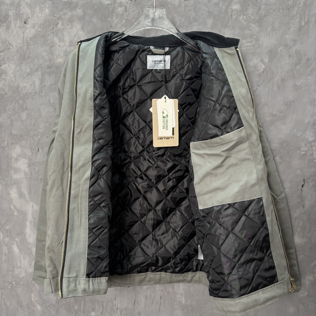 加厚棉服款📝10335# 顶级版本·七色棉服外套上新💥 Carhartt WIP卡哈特 底特律 复古帆布 重磅工装夹克 🌈颜色:烟草绿 全文实拍📷 拒绝货不对板 ️我们不砸价不压价,用心供货只做高版本 各位董事长一定要看清楚我家细节,我家图片均为店主本人实拍❤️收到后可以核对质量细节,避免被混发,就算不太懂的老总们,那咱们花小钱买一件穿几年和穿几天的区别我相信都是知道哒😂 ⬇️『店主细节实拍的品控自观』所见即所得✅ ❗品质天花板 整衣全是细节 #欢迎报版对比看货 1889年成立于美国旧金山的Carhartt是美国工业时代的服装品牌,主要生产工装裤以及工装夹克,为美军军用服饰的供应商之一,时至今日,Carhartt仍是街头潮流时尚品牌,拥有人气以及品牌魅力,如果说到工装风格的服饰,不得不联想到Carhartt.Carhartt以制造品质卓越,舒适耐用的高质量工作装而闻名,其产品多采用高级织物材料,并适合于各类极端恶劣的工作环境.