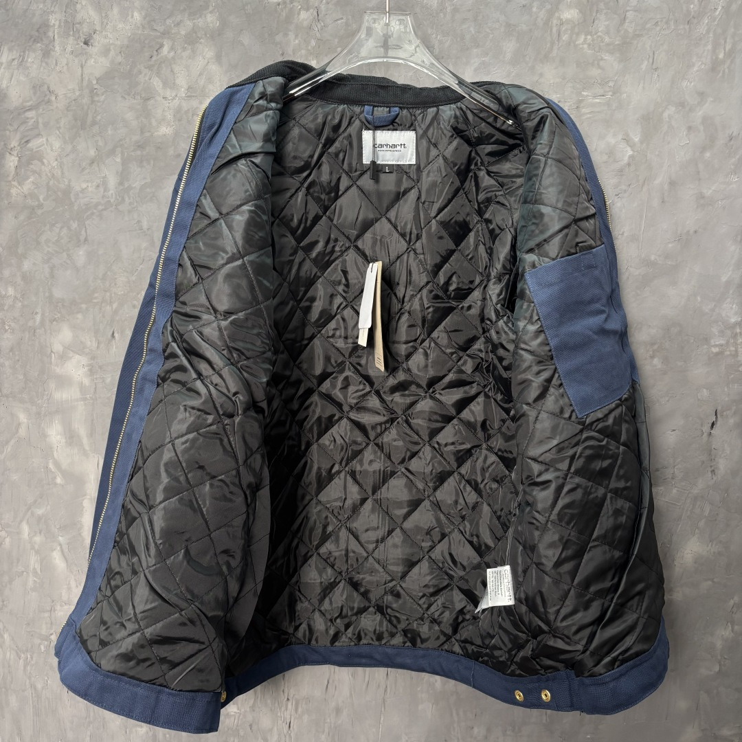 加厚棉服款📝10335#💰169顶级版本·七色棉服外套上新💥 Carhartt WIP卡哈特 底特律 复古帆布 重磅工装夹克

🌈颜色：汽油蓝

尺码：S-XL

全文实拍📷 拒绝货不对板，

‼️我们不砸价不压价，用心供货只做高版本!!! 各位董事长一定要看清楚我家细节，我家图片均为店主本人实拍❤️收到后可以核对质量细节，避免被混发，就算不太懂的老总们，那咱们花小钱买一件穿几年和穿几天的区别我相信都是知道哒😂

⬇️『店主细节实拍的品控自观』所见即所得✅

❗品质天花板 整衣全是细节 
#欢迎报版对比看货


1889年成立于美国旧金山的Carhartt是美国工业时代的服装品牌，主要生产工装裤以及工装夹克，为美军军用服饰的供应商之一，时至今日，Carhartt仍是街头潮流时尚品牌，拥有人气以及品牌魅力，如果说到工装风格的服饰，不得不联想到Carhartt。Carhartt以制造品质卓越，舒适耐用的高质量工作装而闻名，其产品多采用高级织物材料，并适合于各类极端恶劣的工作环境。