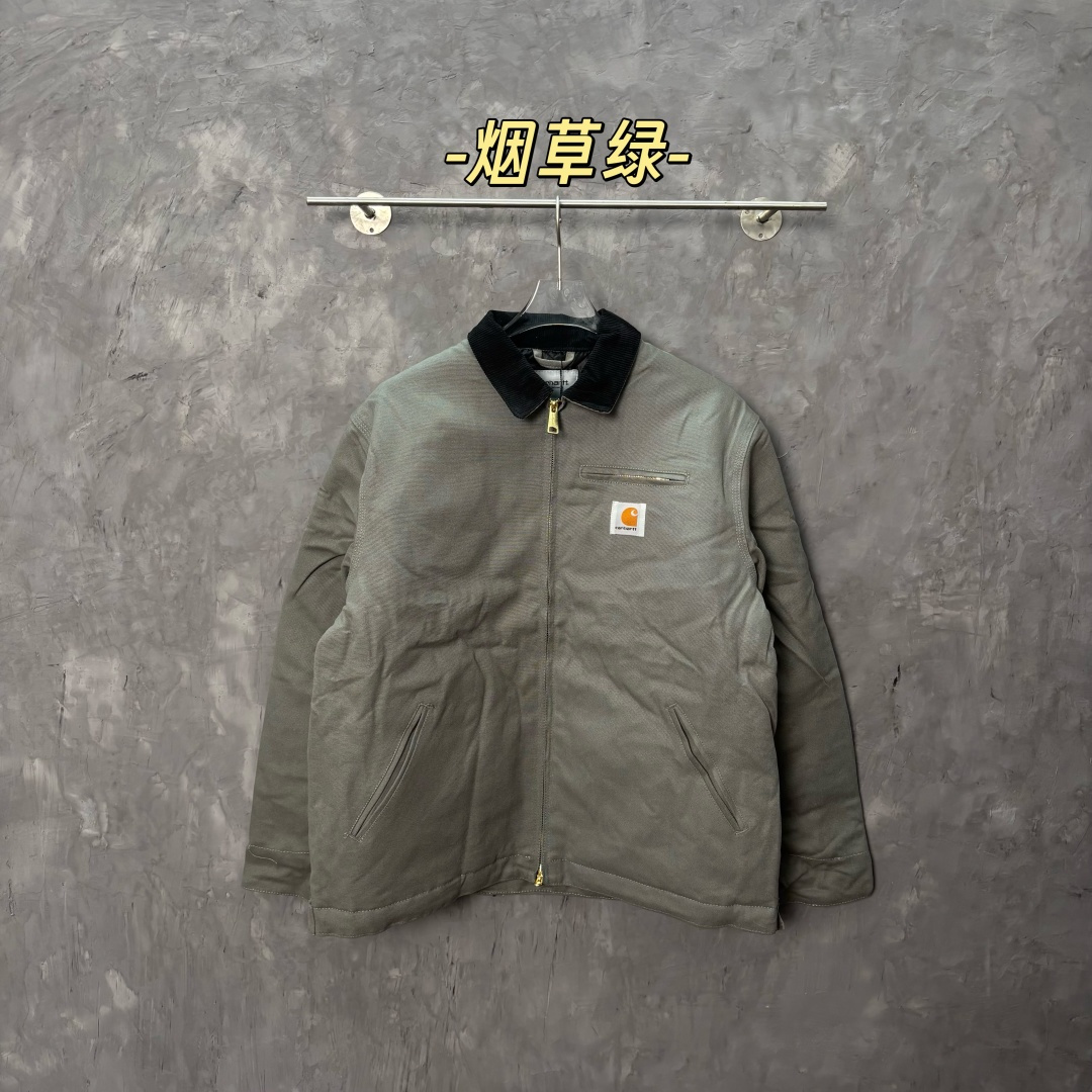 加厚棉服款📝10335#💰169顶级版本·七色棉服外套上新💥 Carhartt WIP卡哈特 底特律 复古帆布 重磅工装夹克

🌈颜色：烟草绿

尺码：S-XL

全文实拍📷 拒绝货不对板，

‼️我们不砸价不压价，用心供货只做高版本!!! 各位董事长一定要看清楚我家细节，我家图片均为店主本人实拍❤️收到后可以核对质量细节，避免被混发，就算不太懂的老总们，那咱们花小钱买一件穿几年和穿几天的区别我相信都是知道哒😂

⬇️『店主细节实拍的品控自观』所见即所得✅

❗品质天花板 整衣全是细节 
#欢迎报版对比看货


1889年成立于美国旧金山的Carhartt是美国工业时代的服装品牌，主要生产工装裤以及工装夹克，为美军军用服饰的供应商之一，时至今日，Carhartt仍是街头潮流时尚品牌，拥有人气以及品牌魅力，如果说到工装风格的服饰，不得不联想到Carhartt。Carhartt以制造品质卓越，舒适耐用的高质量工作装而闻名，其产品多采用高级织物材料，并适合于各类极端恶劣的工作环境。