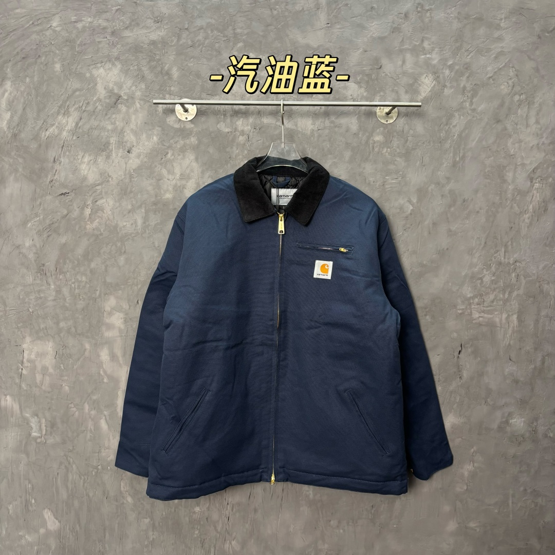 加厚棉服款📝10335#💰169顶级版本·七色棉服外套上新💥 Carhartt WIP卡哈特 底特律 复古帆布 重磅工装夹克

🌈颜色：汽油蓝

尺码：S-XL

全文实拍📷 拒绝货不对板，

‼️我们不砸价不压价，用心供货只做高版本!!! 各位董事长一定要看清楚我家细节，我家图片均为店主本人实拍❤️收到后可以核对质量细节，避免被混发，就算不太懂的老总们，那咱们花小钱买一件穿几年和穿几天的区别我相信都是知道哒😂

⬇️『店主细节实拍的品控自观』所见即所得✅

❗品质天花板 整衣全是细节 
#欢迎报版对比看货


1889年成立于美国旧金山的Carhartt是美国工业时代的服装品牌，主要生产工装裤以及工装夹克，为美军军用服饰的供应商之一，时至今日，Carhartt仍是街头潮流时尚品牌，拥有人气以及品牌魅力，如果说到工装风格的服饰，不得不联想到Carhartt。Carhartt以制造品质卓越，舒适耐用的高质量工作装而闻名，其产品多采用高级织物材料，并适合于各类极端恶劣的工作环境。