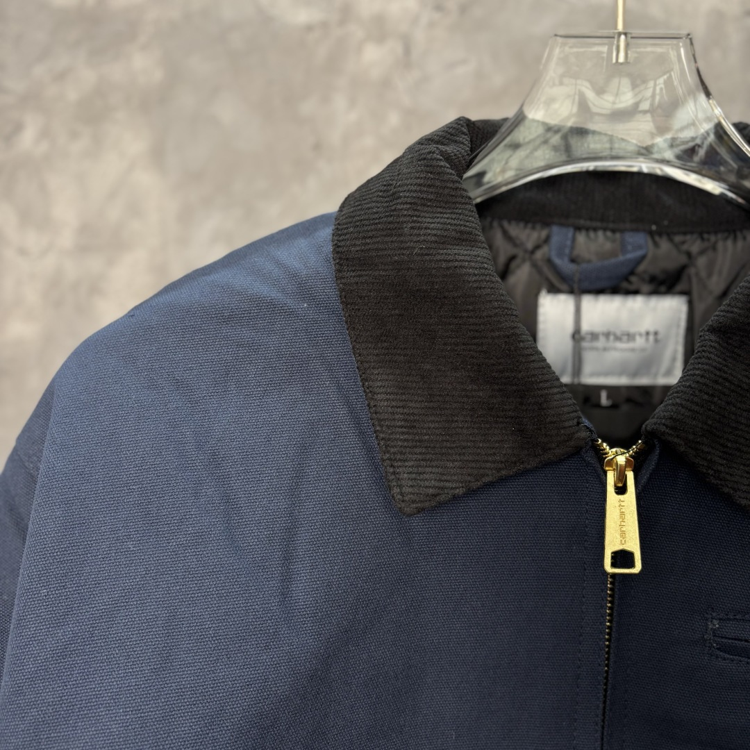 加厚棉服款📝10335#💰169顶级版本·七色棉服外套上新💥 Carhartt WIP卡哈特 底特律 复古帆布 重磅工装夹克

🌈颜色：汽油蓝

尺码：S-XL

全文实拍📷 拒绝货不对板，

‼️我们不砸价不压价，用心供货只做高版本!!! 各位董事长一定要看清楚我家细节，我家图片均为店主本人实拍❤️收到后可以核对质量细节，避免被混发，就算不太懂的老总们，那咱们花小钱买一件穿几年和穿几天的区别我相信都是知道哒😂

⬇️『店主细节实拍的品控自观』所见即所得✅

❗品质天花板 整衣全是细节 
#欢迎报版对比看货


1889年成立于美国旧金山的Carhartt是美国工业时代的服装品牌，主要生产工装裤以及工装夹克，为美军军用服饰的供应商之一，时至今日，Carhartt仍是街头潮流时尚品牌，拥有人气以及品牌魅力，如果说到工装风格的服饰，不得不联想到Carhartt。Carhartt以制造品质卓越，舒适耐用的高质量工作装而闻名，其产品多采用高级织物材料，并适合于各类极端恶劣的工作环境。