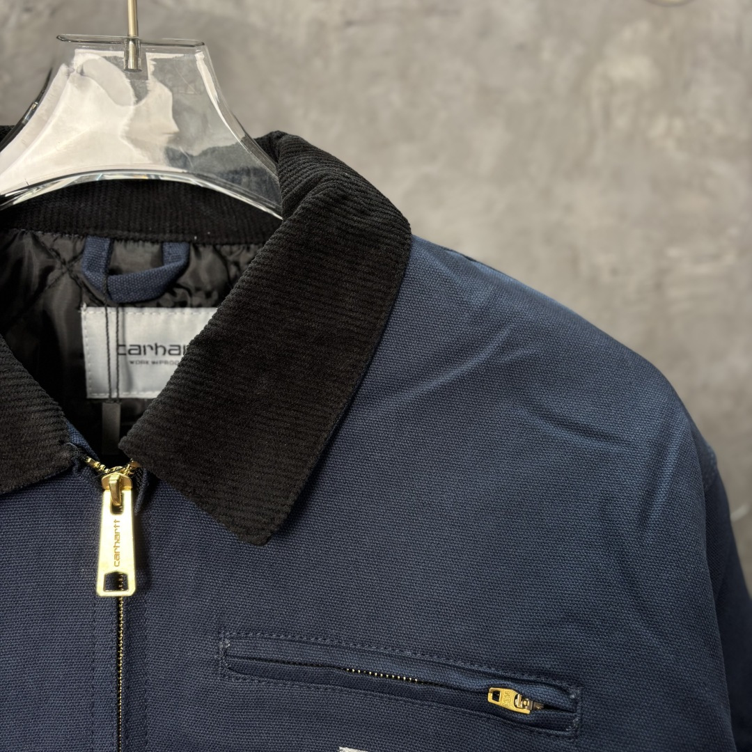 加厚棉服款📝10335#💰169顶级版本·七色棉服外套上新💥 Carhartt WIP卡哈特 底特律 复古帆布 重磅工装夹克

🌈颜色：汽油蓝

尺码：S-XL

全文实拍📷 拒绝货不对板，

‼️我们不砸价不压价，用心供货只做高版本!!! 各位董事长一定要看清楚我家细节，我家图片均为店主本人实拍❤️收到后可以核对质量细节，避免被混发，就算不太懂的老总们，那咱们花小钱买一件穿几年和穿几天的区别我相信都是知道哒😂

⬇️『店主细节实拍的品控自观』所见即所得✅

❗品质天花板 整衣全是细节 
#欢迎报版对比看货


1889年成立于美国旧金山的Carhartt是美国工业时代的服装品牌，主要生产工装裤以及工装夹克，为美军军用服饰的供应商之一，时至今日，Carhartt仍是街头潮流时尚品牌，拥有人气以及品牌魅力，如果说到工装风格的服饰，不得不联想到Carhartt。Carhartt以制造品质卓越，舒适耐用的高质量工作装而闻名，其产品多采用高级织物材料，并适合于各类极端恶劣的工作环境。