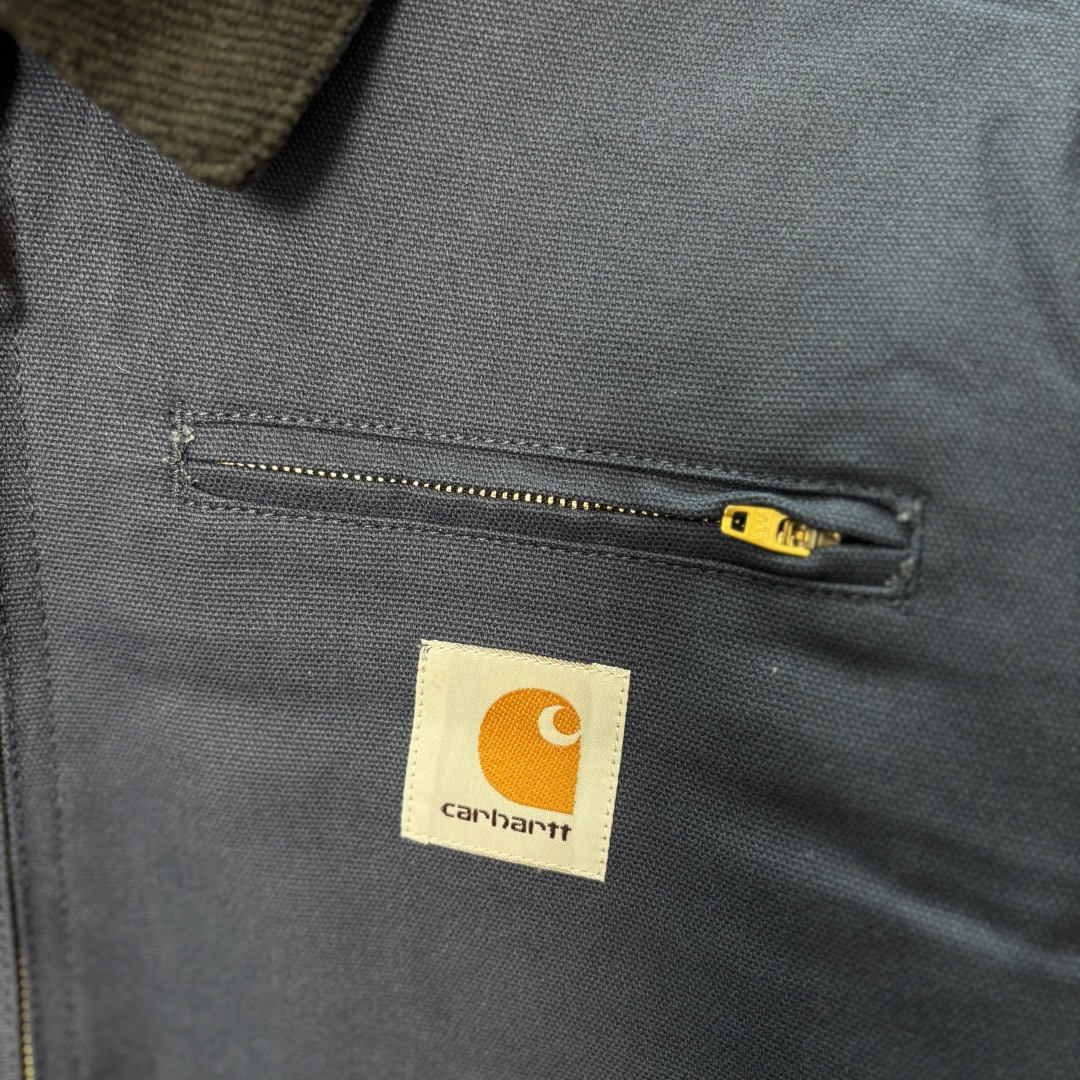 加厚棉服款📝10335#💰169顶级版本·七色棉服外套上新💥 Carhartt WIP卡哈特 底特律 复古帆布 重磅工装夹克

🌈颜色：汽油蓝

尺码：S-XL

全文实拍📷 拒绝货不对板，

‼️我们不砸价不压价，用心供货只做高版本!!! 各位董事长一定要看清楚我家细节，我家图片均为店主本人实拍❤️收到后可以核对质量细节，避免被混发，就算不太懂的老总们，那咱们花小钱买一件穿几年和穿几天的区别我相信都是知道哒😂

⬇️『店主细节实拍的品控自观』所见即所得✅

❗品质天花板 整衣全是细节 
#欢迎报版对比看货


1889年成立于美国旧金山的Carhartt是美国工业时代的服装品牌，主要生产工装裤以及工装夹克，为美军军用服饰的供应商之一，时至今日，Carhartt仍是街头潮流时尚品牌，拥有人气以及品牌魅力，如果说到工装风格的服饰，不得不联想到Carhartt。Carhartt以制造品质卓越，舒适耐用的高质量工作装而闻名，其产品多采用高级织物材料，并适合于各类极端恶劣的工作环境。