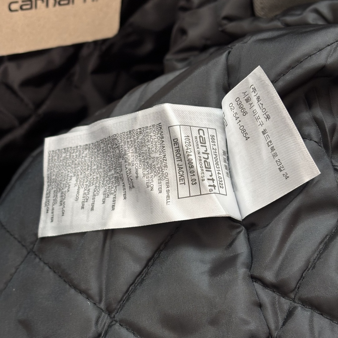 加厚棉服款📝10335# 顶级版本·七色棉服外套上新💥 Carhartt WIP卡哈特 底特律 复古帆布 重磅工装夹克 🌈颜色:烟草绿 全文实拍📷 拒绝货不对板 ️我们不砸价不压价,用心供货只做高版本 各位董事长一定要看清楚我家细节,我家图片均为店主本人实拍❤️收到后可以核对质量细节,避免被混发,就算不太懂的老总们,那咱们花小钱买一件穿几年和穿几天的区别我相信都是知道哒😂 ⬇️『店主细节实拍的品控自观』所见即所得✅ ❗品质天花板 整衣全是细节 #欢迎报版对比看货 1889年成立于美国旧金山的Carhartt是美国工业时代的服装品牌,主要生产工装裤以及工装夹克,为美军军用服饰的供应商之一,时至今日,Carhartt仍是街头潮流时尚品牌,拥有人气以及品牌魅力,如果说到工装风格的服饰,不得不联想到Carhartt.Carhartt以制造品质卓越,舒适耐用的高质量工作装而闻名,其产品多采用高级织物材料,并适合于各类极端恶劣的工作环境.