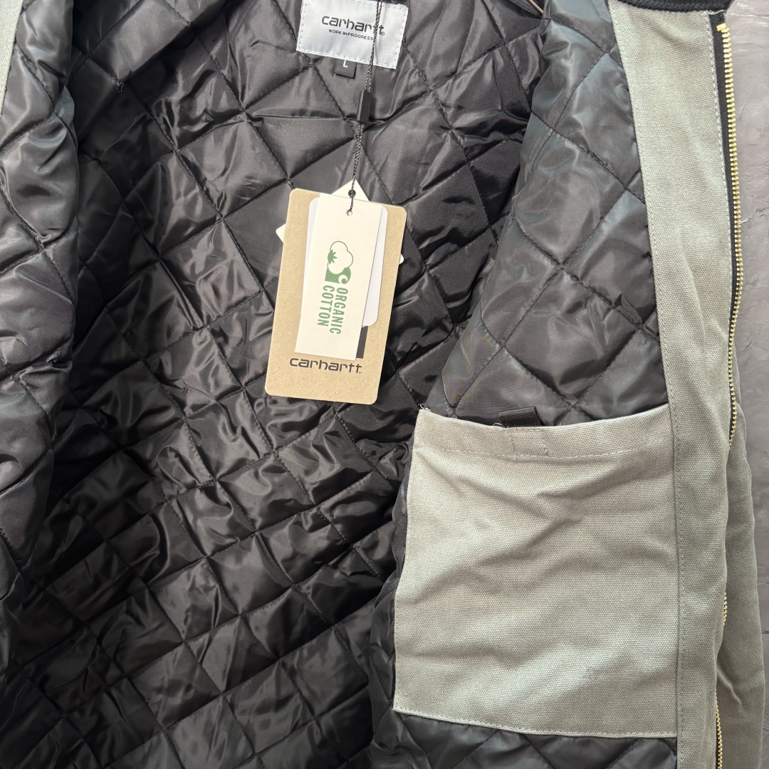 加厚棉服款📝10335# 顶级版本·七色棉服外套上新💥 Carhartt WIP卡哈特 底特律 复古帆布 重磅工装夹克 🌈颜色:烟草绿 全文实拍📷 拒绝货不对板 ️我们不砸价不压价,用心供货只做高版本 各位董事长一定要看清楚我家细节,我家图片均为店主本人实拍❤️收到后可以核对质量细节,避免被混发,就算不太懂的老总们,那咱们花小钱买一件穿几年和穿几天的区别我相信都是知道哒😂 ⬇️『店主细节实拍的品控自观』所见即所得✅ ❗品质天花板 整衣全是细节 #欢迎报版对比看货 1889年成立于美国旧金山的Carhartt是美国工业时代的服装品牌,主要生产工装裤以及工装夹克,为美军军用服饰的供应商之一,时至今日,Carhartt仍是街头潮流时尚品牌,拥有人气以及品牌魅力,如果说到工装风格的服饰,不得不联想到Carhartt.Carhartt以制造品质卓越,舒适耐用的高质量工作装而闻名,其产品多采用高级织物材料,并适合于各类极端恶劣的工作环境.