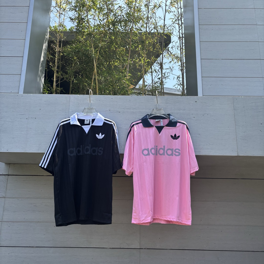 🈴𝟮色合集𝟬𝟱𝟰𝟭𝟭#@𝟳𝟯独家实拍/区别市面各种盗图以及网图版本 【三叶草 𝗔𝗱𝗶𝗱𝗮𝘀 阿迪达斯经典夏季男女款情侣款竖条纹字母印花拼色撞色复古球衣情侣 V 领短袖 T恤-】 ✅全套1:1定制辅料➕定制三标…