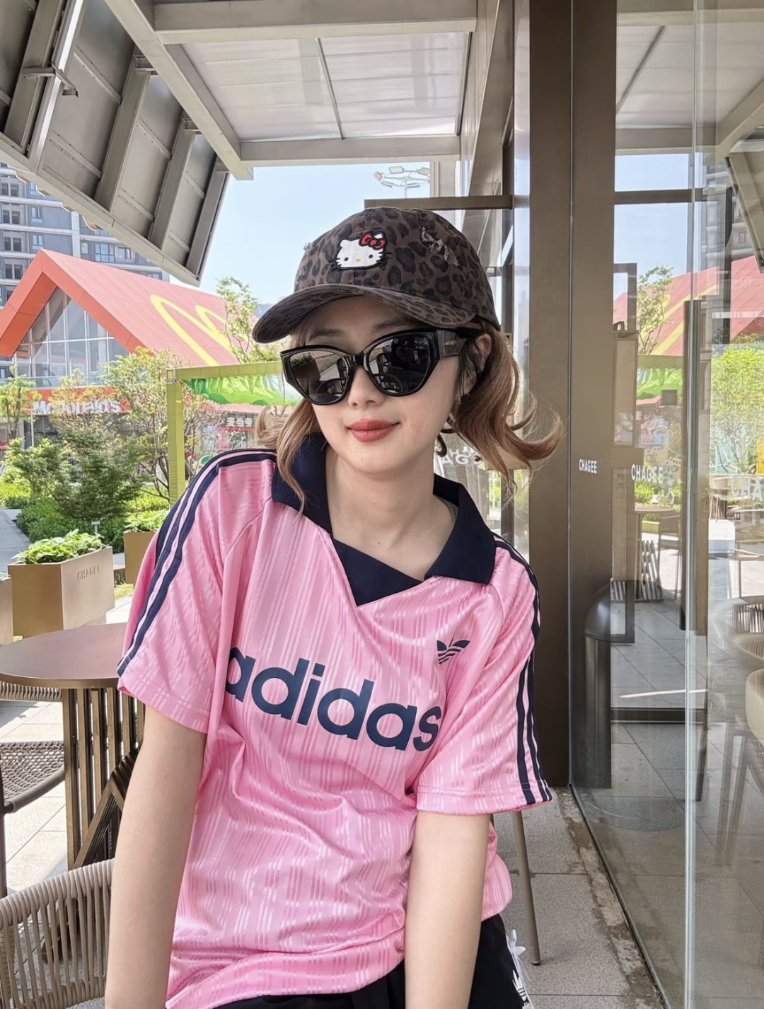 无水印上身效果图𝟬𝟱𝟰𝟭𝟭#@𝟳𝟯独家实拍/区别市面各种盗图以及网图版本 【三叶草 𝗔𝗱𝗶𝗱𝗮𝘀 阿迪达斯经典夏季男女款情侣款竖条纹字母印花拼色撞色复古球衣情侣 V 领短袖 T恤-】 ✅全套1:1定制辅料➕定制三…