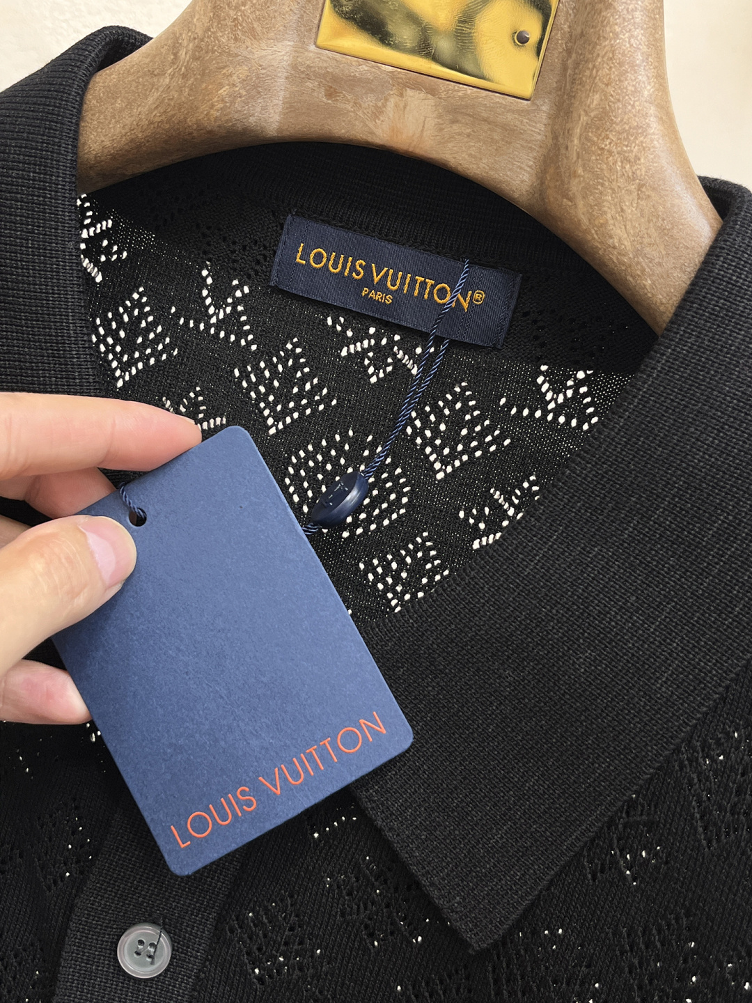 LV 2026春夏新款男士顶级翻领针织短袖T恤，品牌最新设计元素！既不单调也不复杂,恰到好处的展现品味！