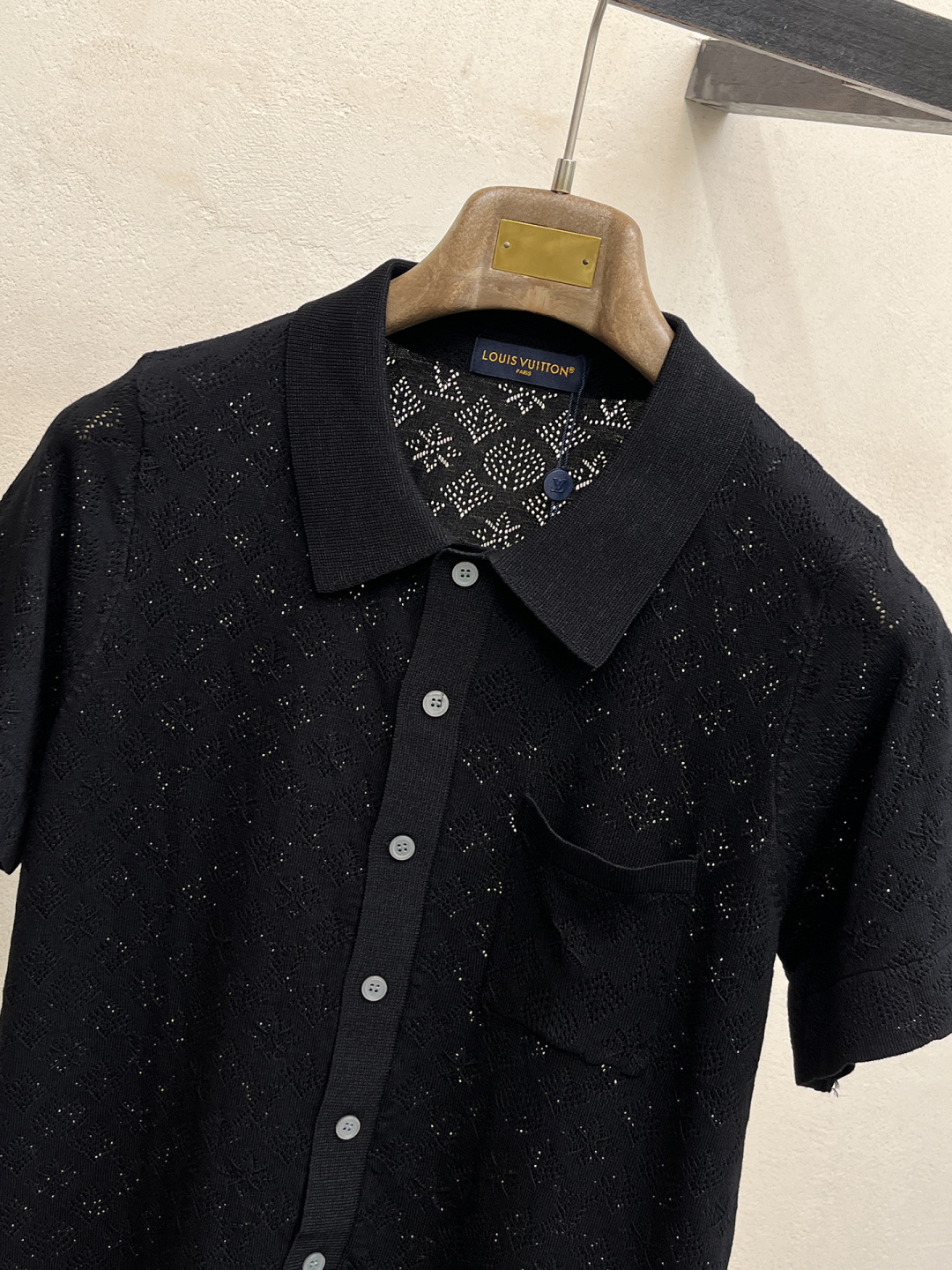 LV 2026春夏新款男士顶级翻领针织短袖T恤，品牌最新设计元素！既不单调也不复杂,恰到好处的展现品味！