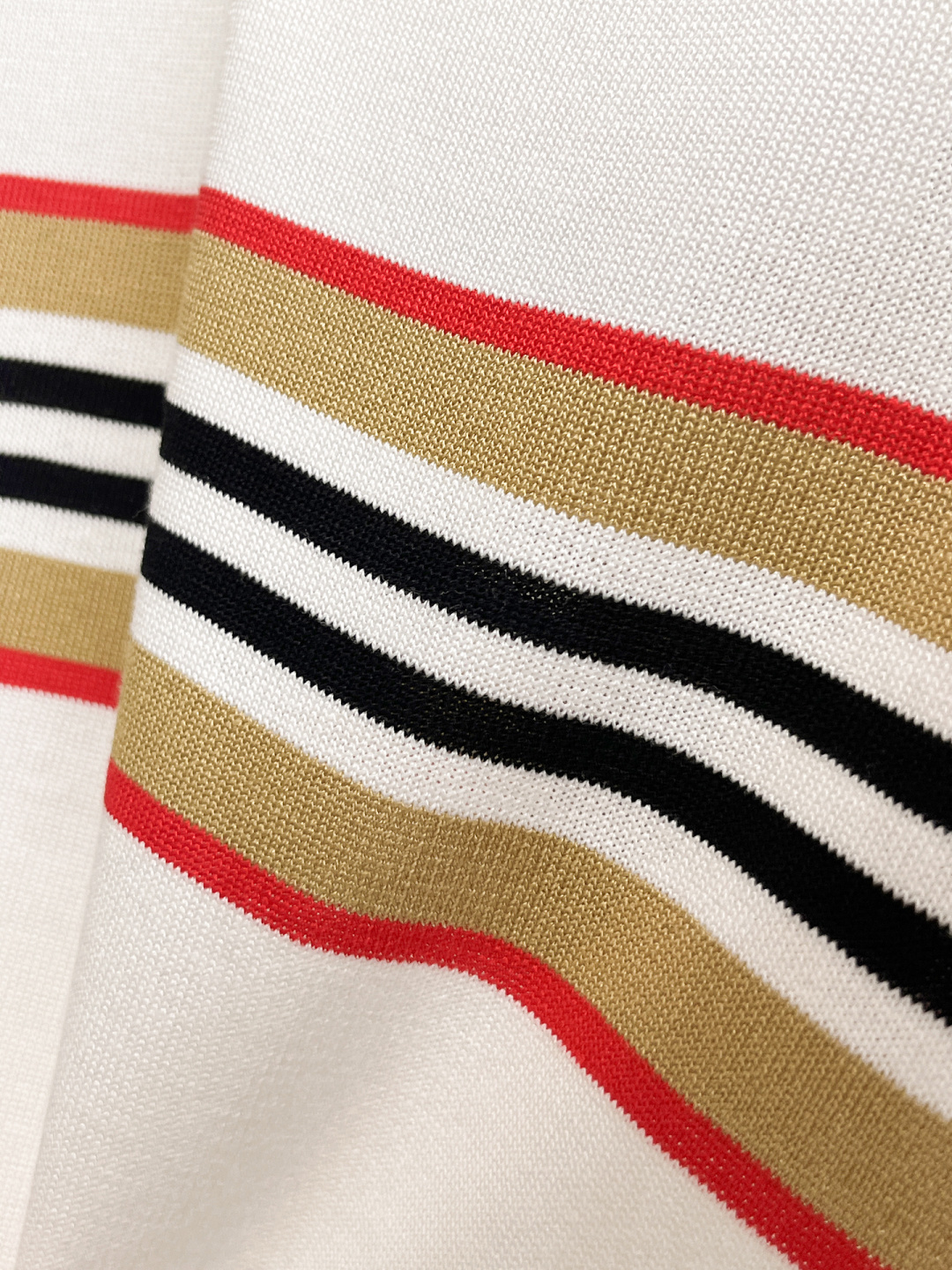 2026春夏新款男士顶级圆领针织短袖T恤，品牌最新设计元素！既不单调也不复杂,恰到好处的展现品味！客供定