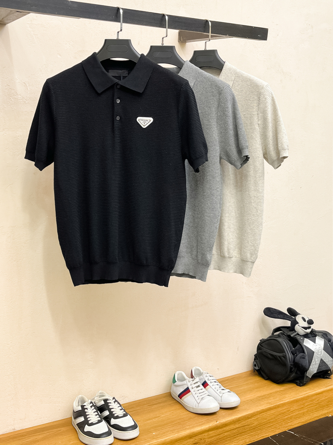 普拉达 2026春夏新款男士顶级翻领针织短袖T恤，品牌最新设计元素！既不单调也不复杂,恰到好处的展现品味