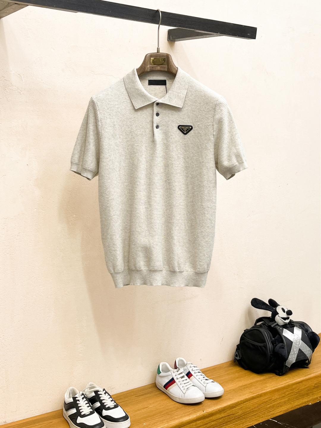普拉达 2026春夏新款男士顶级翻领针织短袖T恤，品牌最新设计元素！既不单调也不复杂,恰到好处的展现品味