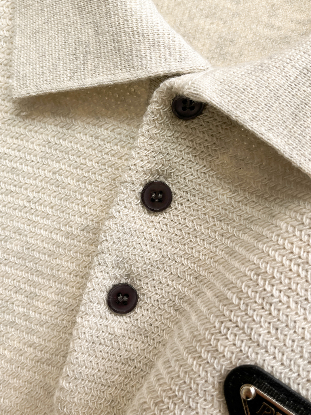 普拉达 2026春夏新款男士顶级翻领针织短袖T恤，品牌最新设计元素！既不单调也不复杂,恰到好处的展现品味