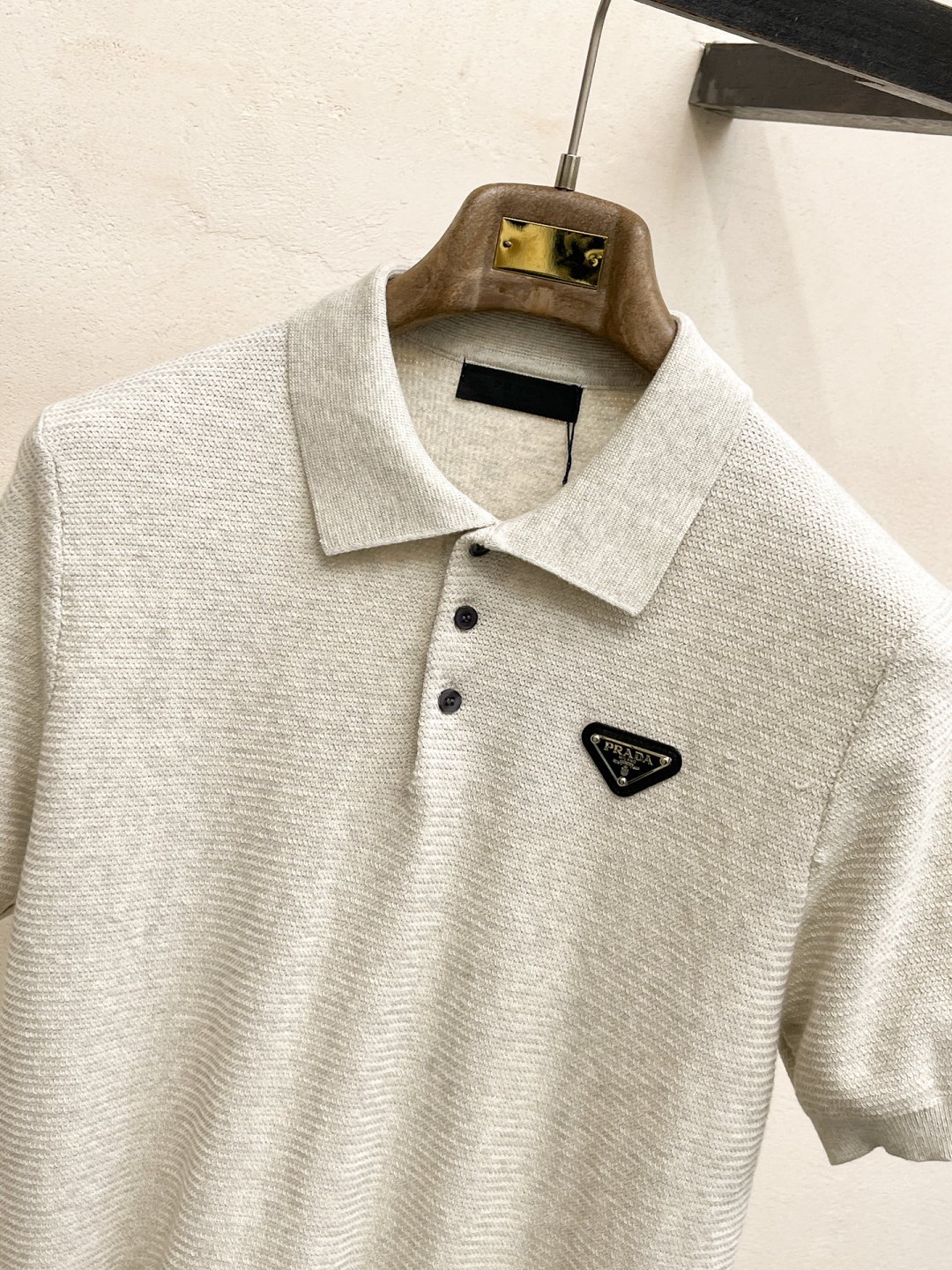普拉达 2026春夏新款男士顶级翻领针织短袖T恤，品牌最新设计元素！既不单调也不复杂,恰到好处的展现品味