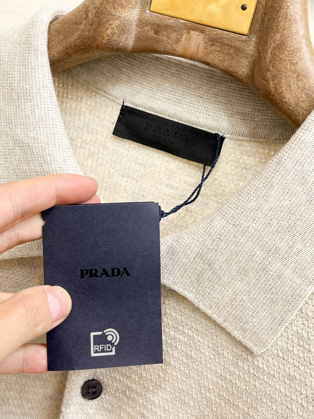 普拉达 2026春夏新款男士顶级翻领针织短袖T恤，品牌最新设计元素！既不单调也不复杂,恰到好处的展现品味