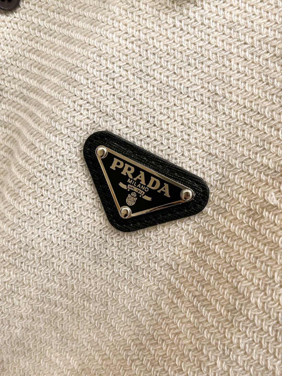 普拉达 2026春夏新款男士顶级翻领针织短袖T恤，品牌最新设计元素！既不单调也不复杂,恰到好处的展现品味