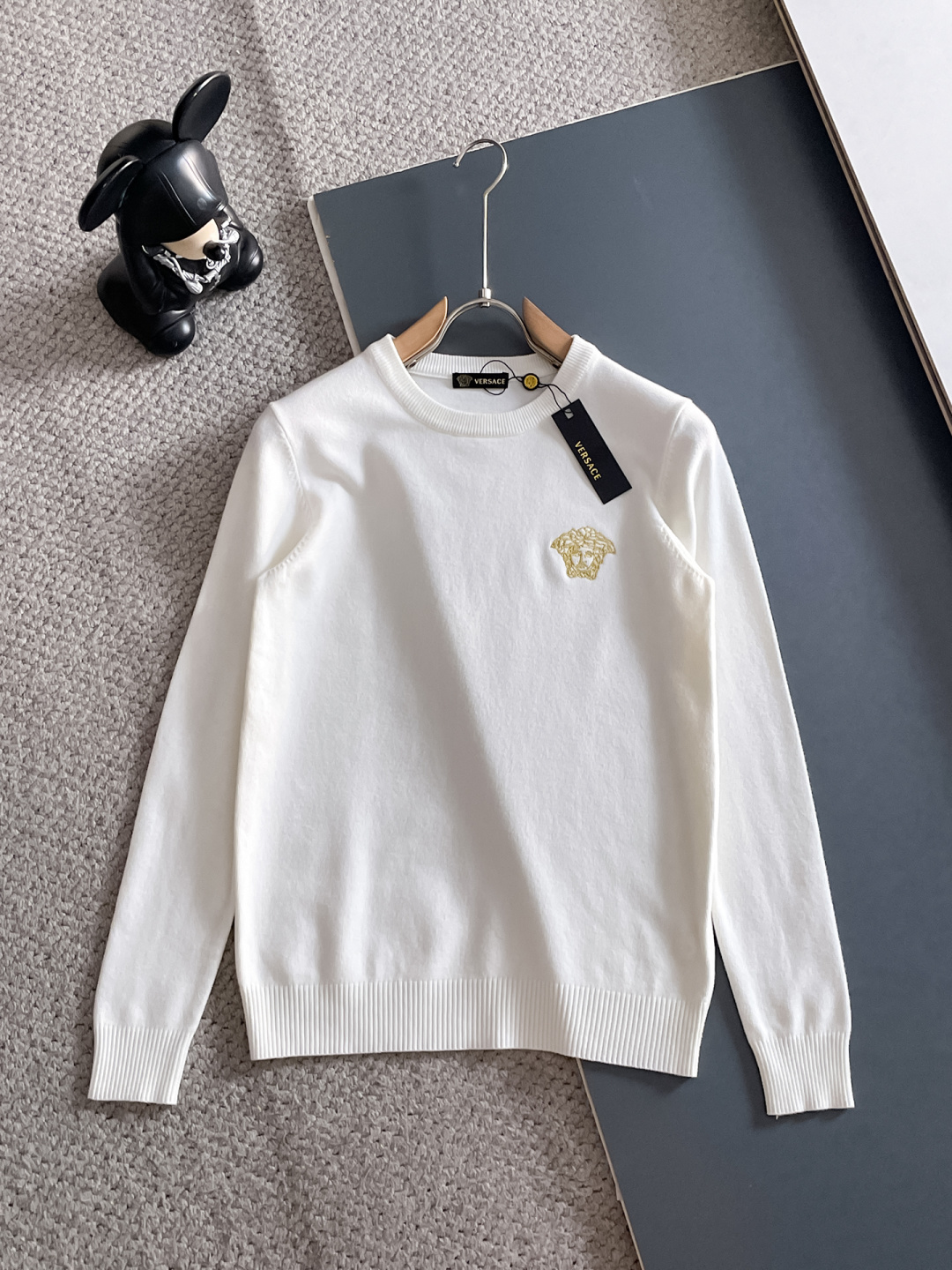 NO:570973,2025 new autumn and winter wool sweaters. High-quality Italian imported wool blended fabrics, high-density knitting, fashionable and versatile sweaters, very handsome. The classic logo is more durable and less likely to deform. The counter version can be easily held in various styles. The classic fashion style that is sought after every year has become popular all over the world!  Size M-3XL (please state your height and weight when placing an order),,sweaters,alexander wang198609092025秋冬新款羊毛毛衣 高品质意大利进口羊毛混纺面料,高密度针织,时尚百搭毛衣,帅气十足.经典Logo标志 更耐穿更加不易变形,专柜版型,各种风格都能轻松Hold住,年年被追捧的经典时尚款 已经风靡全球！ 码数M-3XL(下单请报身高体重),,sweaters,alexander wang,Men's clothing