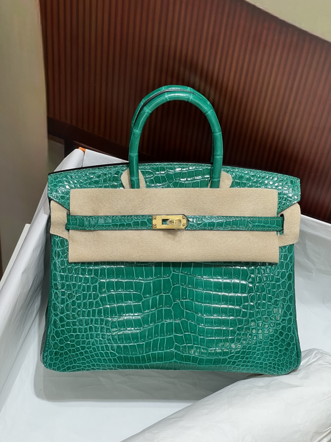 NO:700656,crocodile Leather hc crocodile emerald green gold buckle birkin25 bright surface inverted v inside and outside full hand nailing top craftsmanship rare texture with protective film, Hermes, Hermes, Hermes,19860909crocodile Leather hc湾鳄 翡翠绿金扣 birkin25 亮面 倒v 里外 全手手打钉顶级工艺可遇不可求的纹理 贴有保护膜,爱马仕,hermes,Hermes,,Bag