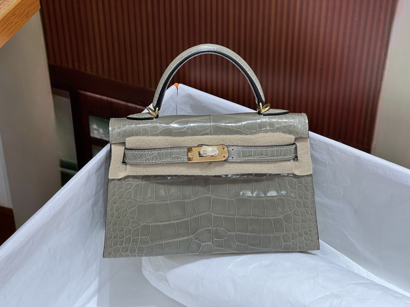 NO:698330,Kelly second generation 19CM. Square crocodile, turtle dove gray gold buckle, full set of hand-made nails, top hand sewing technology, hc imported American crocodile, Hermes, hermes, Hermes,19860909凯莉二代19CM. 方块鳄 斑鸠灰金扣 全套手工钉,顶级手缝工艺 hc进口美洲鳄,爱马仕,hermes,Hermes,,Bag