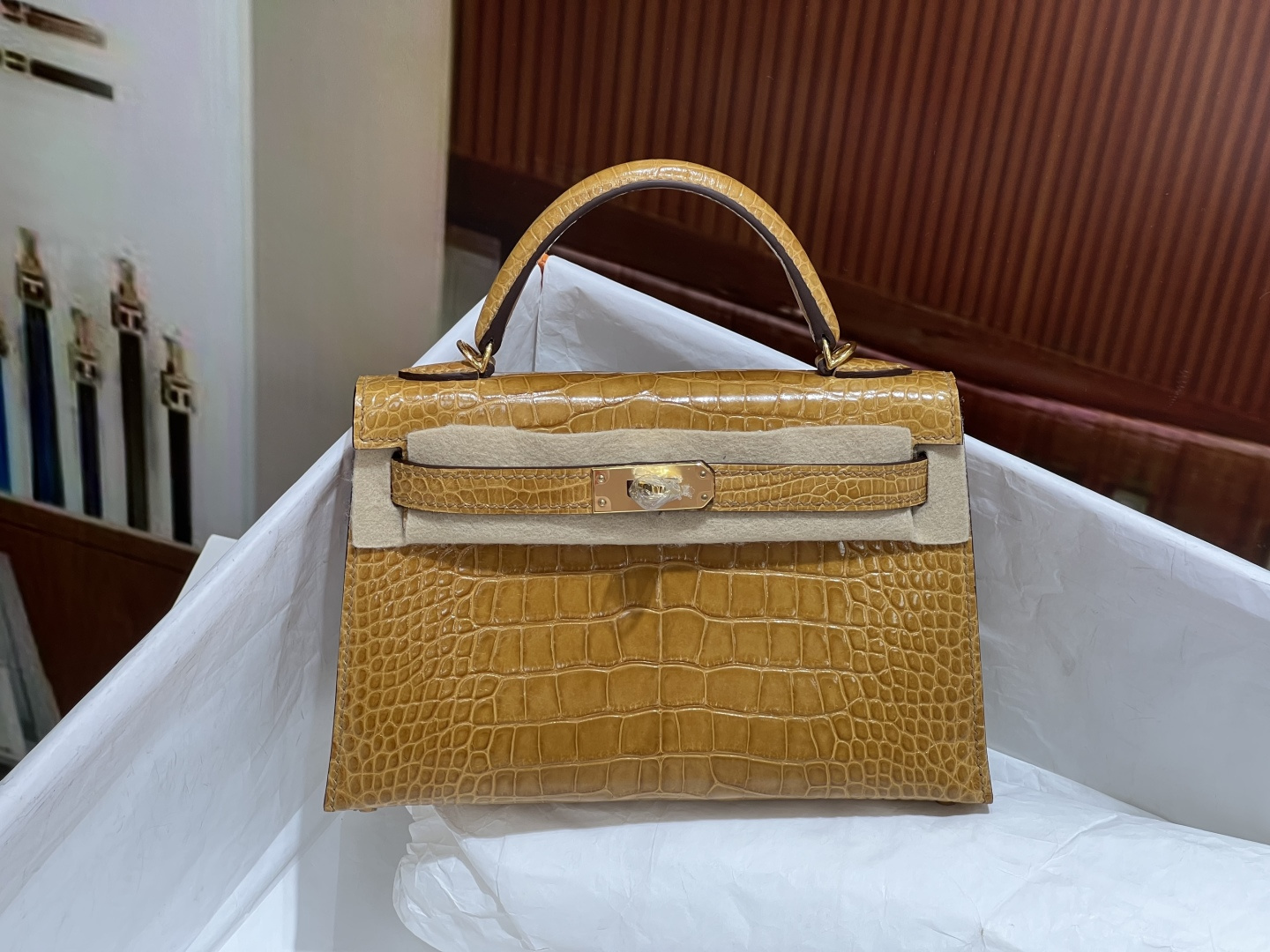 NO:698332,Kelly second generation 19CM. Square crocodile, nude sand gold buckle, full set of hand-made nails, top hand sewing technology, hc imported American crocodile, Hermes, hermes, Hermes,19860909凯莉二代19CM. 方块鳄 裸沙色金扣 全套手工钉,顶级手缝工艺 hc进口美洲鳄,爱马仕,hermes,Hermes,,Bag