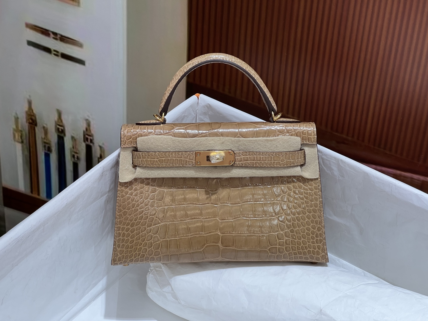 NO:698334,Kelly second generation 19CM. Square crocodile, dust-colored silver buckle, full set of hand-made nails, top-level hand-stitching technology, hc imported American crocodile, Hermes, hermes, Hermes,19860909凯莉二代19CM. 方块鳄 尘埃色银扣 全套手工钉,顶级手缝工艺 hc进口美洲鳄,爱马仕,hermes,Hermes,,Bag