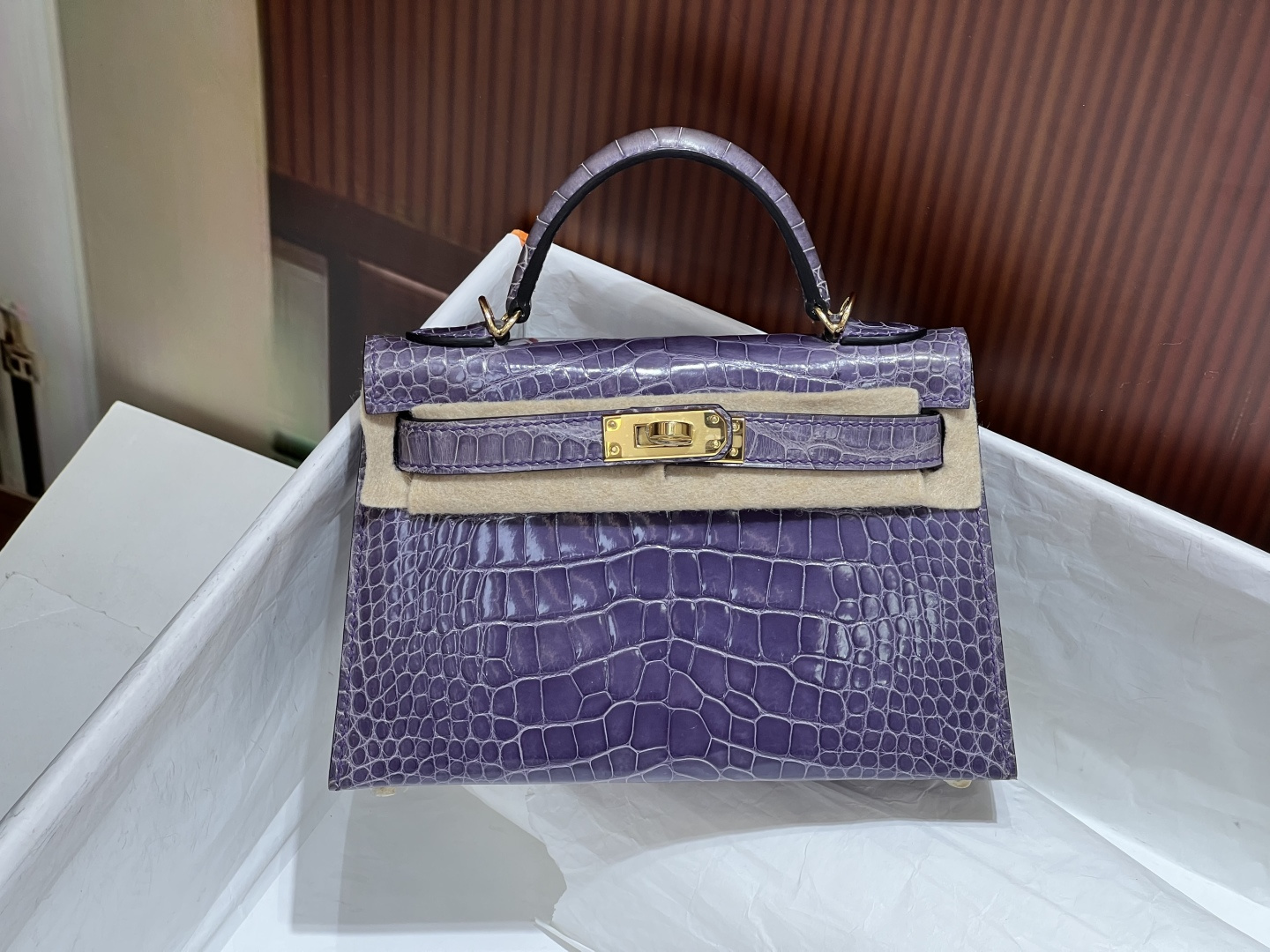 NO:698326,Kelly second generation 19CM. Square crocodile, lavender purple gold buckle, full set of handmade nails, top hand sewing technology, hc imported American crocodile, Hermes, Hermes, Hermes,19860909凯莉二代19CM. 方块鳄 薰衣草紫色金扣 全套手工钉,顶级手缝工艺 hc进口美洲鳄,爱马仕,hermes,Hermes,,Bag