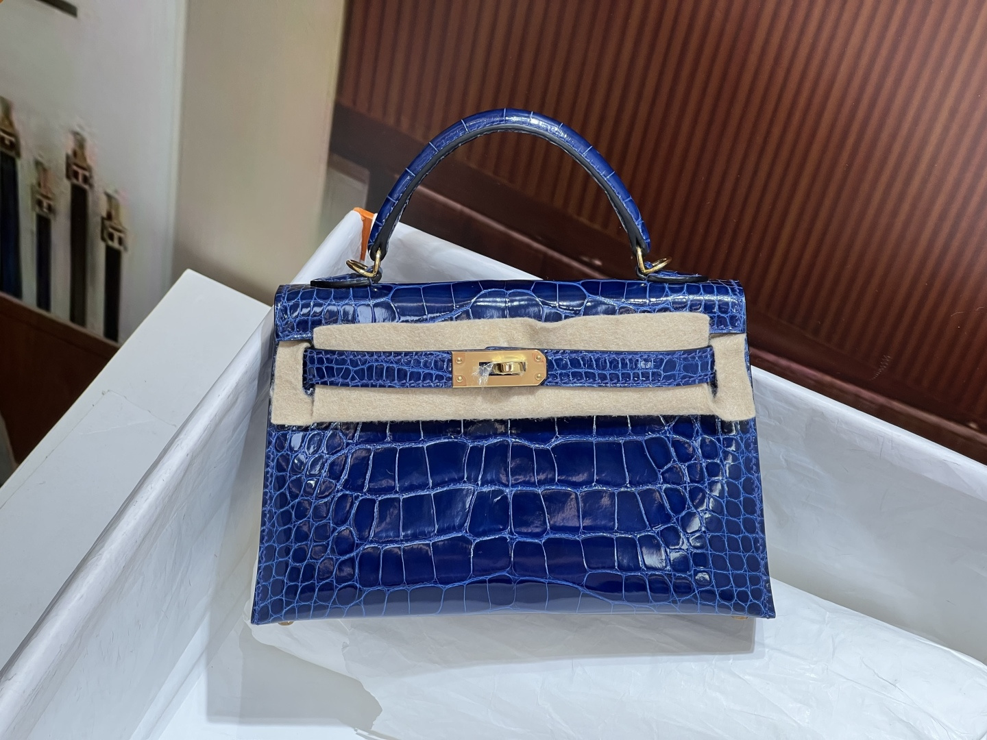 NO:698338,Kelly second generation 19CM. Square crocodile, blue gold buckle, full set of handmade nails, top hand sewing technology, hc imported American crocodile, Hermes, Hermes, Hermes,19860909凯莉二代19CM. 方块鳄 蓝色金扣 全套手工钉,顶级手缝工艺 hc进口美洲鳄,爱马仕,hermes,Hermes,,Bag