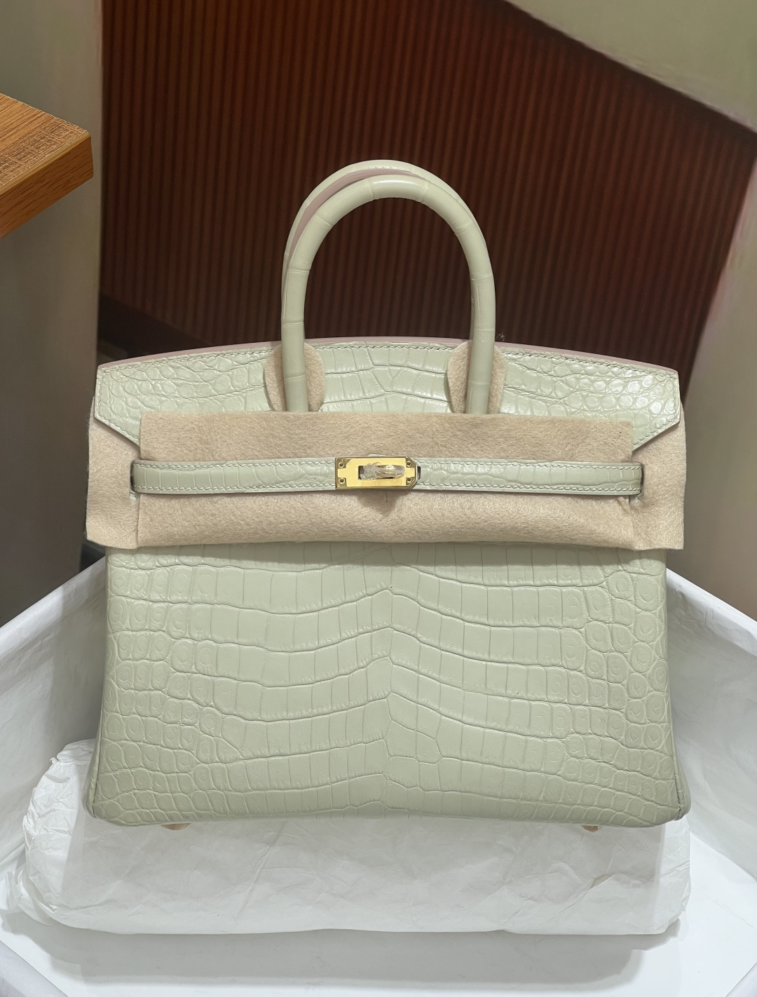 NO:698269,Platinum 25CM. Gold buckle, imported Nile crocodile real shot texture, 3 fish on the Z version!  Hand-sewn with wax thread!  Pure steel hardware!  ,Hermes,hermes,Hermes,19860909铂金25CM. 金扣 进口尼罗鳄实拍现货纹理,3条鱼对版Z！蜡线手工缝制！纯钢五金！,爱马仕,hermes,Hermes,,Bag