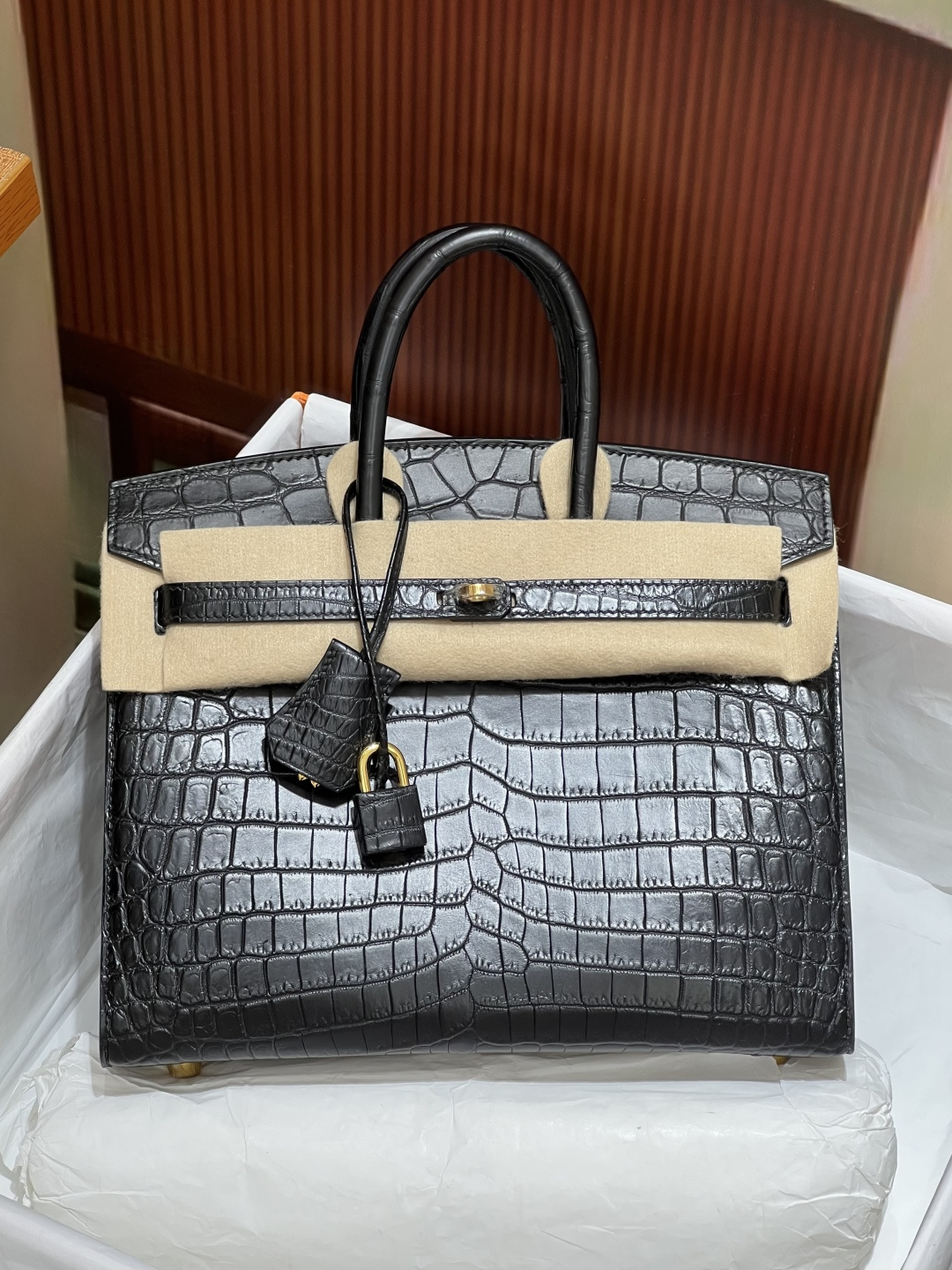 NO:698247,Platinum 25CM. Black gold buckle. Imported Nile crocodile real shot texture, 3 fish on the Z version!  Hand-sewn with wax thread!  Pure steel hardware!  ,Hermes,hermes,Hermes,19860909铂金25CM. 黑色 金扣 进口尼罗鳄实拍现货纹理,3条鱼对版Z！蜡线手工缝制！纯钢五金！,爱马仕,hermes,Hermes,,Bag