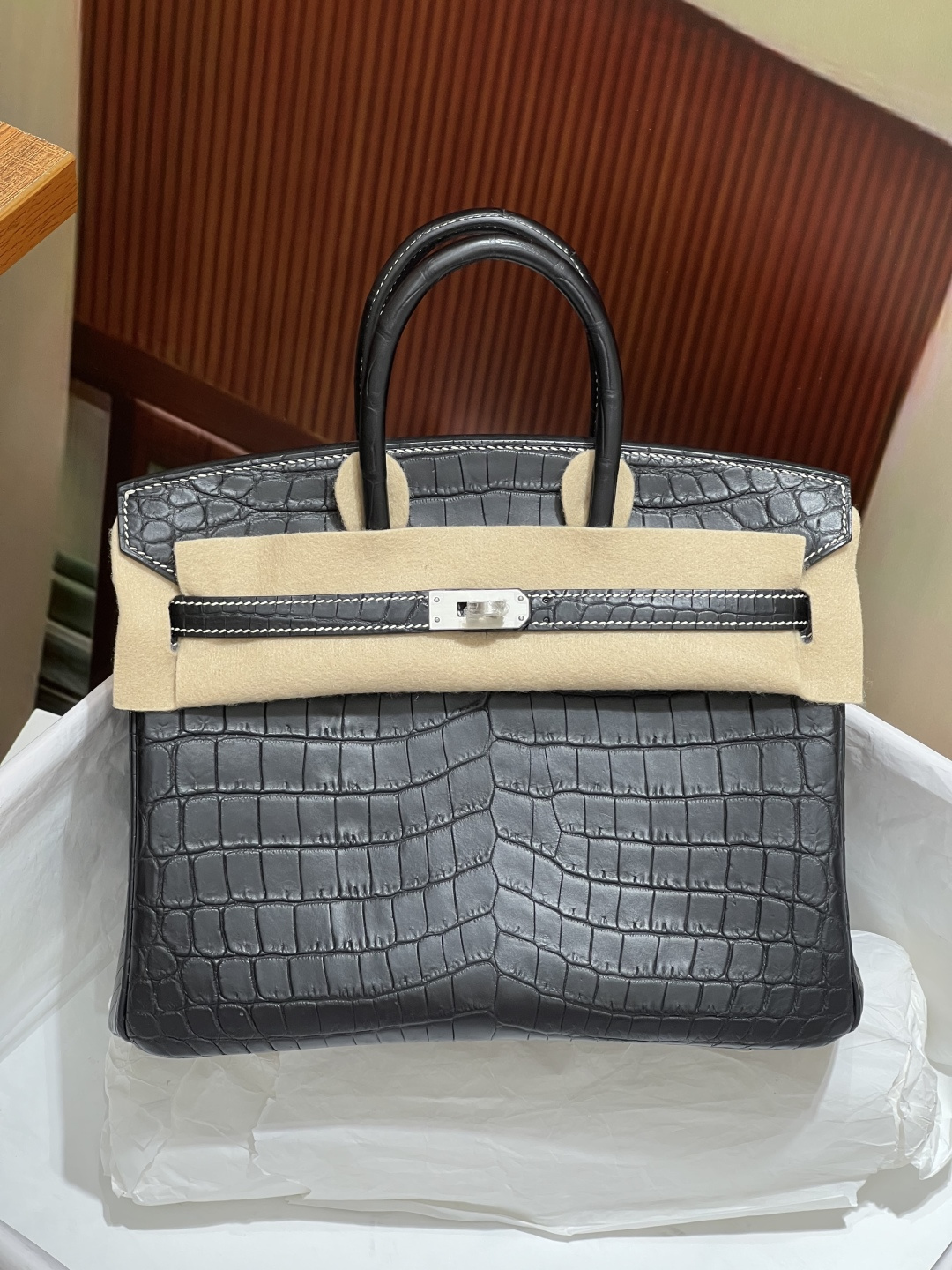 NO:698244,Platinum 25CM. Black silver buckle. Imported Nile crocodile real shot texture, 3 fish on the Z version!  Hand-sewn with wax thread!  Pure steel hardware!  ,Hermes,hermes,Hermes,19860909铂金25CM. 黑色 银扣 进口尼罗鳄实拍现货纹理,3条鱼对版Z！蜡线手工缝制！纯钢五金！,爱马仕,hermes,Hermes,,Bag