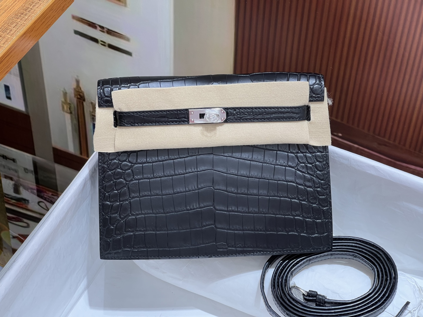 NO:700430,kelly 22 dance bag, black, silver buckle, imported Nile original leather, Nile crocodile skin real shot, three copies of Z, top imported wax thread hand-sewing technology, Hermes, hermes, crocodile skin, Hermes,19860909kelly 22 跳舞包 黑色 银扣 进口尼罗原厂皮 尼罗鳄鱼皮实拍现货 三张对版Z 顶级进口蜡线手缝工艺,爱马仕,hermes,crocodile skin,Hermes,,Bag