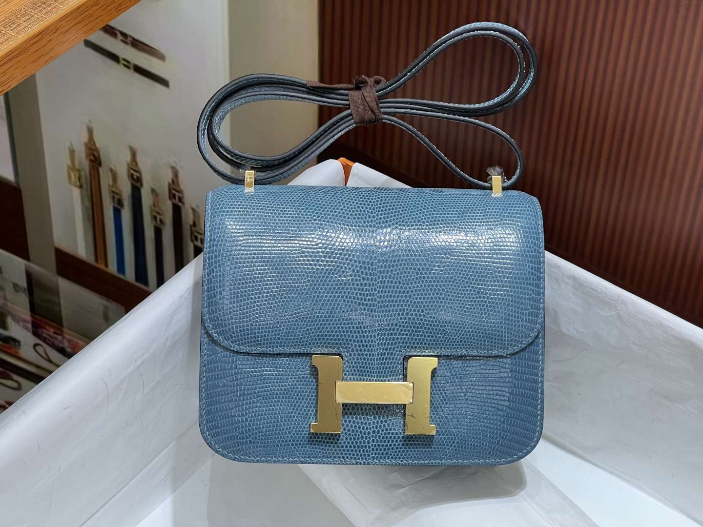 NO:698231,Kangkang 19CM, very refreshing color, hc imported lizard skin, real shot gold buckle, 5 pieces of skin, make a bag, the texture and leather surface are super beautiful, top hand sewing technology, Hermes, Hermes, Hermes,19860909康康19CM 非常清爽的颜色 hc进口蜥蜴皮 实拍金扣 5张皮 做一个包 纹理和皮面都超级漂亮 顶级手缝工艺,爱马仕,hermes,Hermes,,Bag