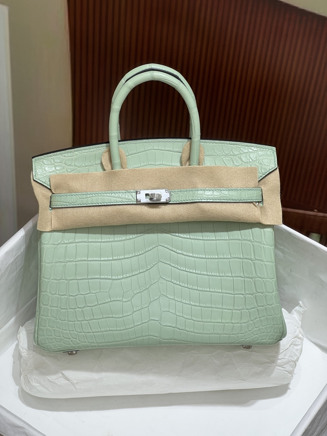 NO:698249,Platinum 25CM. Mint green silver buckle. Imported matte Nile crocodile. 3 fish matching. Top-quality hand-stitched in stock. Real-life matching. Counter synchronization. Full set of hand-made nails, Hermes, Hermes, Hermes.19860909铂金25CM. 薄荷绿银扣 进口雾面尼罗鳄 3条鱼对版 顶级手缝现货 实拍对版专柜同步 全套手工钉,爱马仕,hermes,Hermes,,Bag