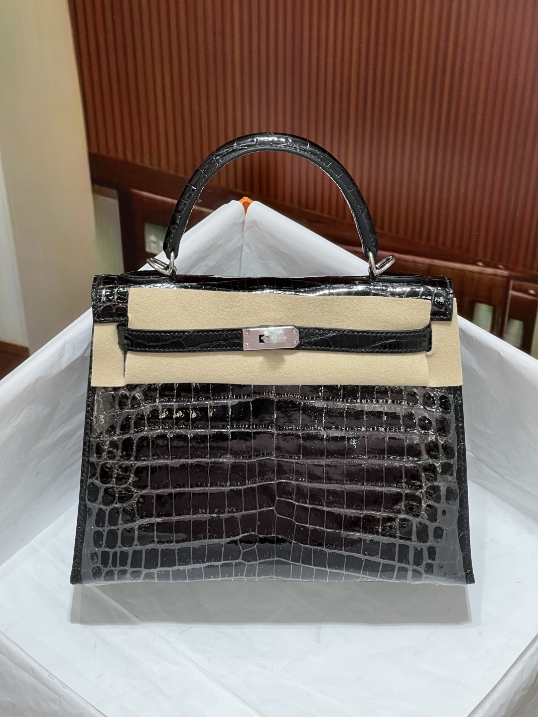 NO:700397,Kelly 25Cm. Black silver buckle, imported high-gloss Nile crocodile skin, real shot, version Z, top imported wax thread hand-sewing technology, Hermes, hermes, crocodile skin, Hermes,19860909凯丽25Cm. 黑色银扣 进口高光尼罗鳄鱼皮实拍现货,对版Z 顶级进口蜡线手缝工艺,爱马仕,hermes,crocodile skin,Hermes,,Bag