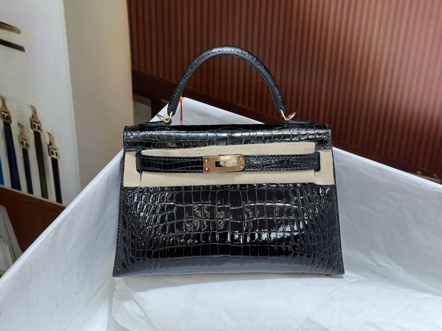 NO:698406,Kelly second generation 19CM. Gold buckle, full set of hand-made nails, imported high-gloss Nile crocodile production, plate cutting, Italian imported sheepskin lining, top hand sewing, real-shot spot texture, Hermes, hermes, sheepskin, Hermes,19860909凯莉二代19CM.金扣 全套手工钉 进口高光尼罗鳄制作,对版开料,意大利进口羊皮内里,顶级手缝 实拍现货纹理,爱马仕,hermes,sheepskin,Hermes,,Bag