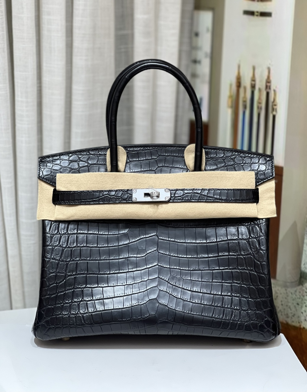NO:698583,Platinum 30CM. Black silver buckle, Nile crocodile, real shot of 3 fish, the texture and leather surface are super beautiful, top hand sewing craftsmanship, Hermes, Hermes, Hermes,19860909铂金30CM.黑色银扣 尼罗鳄 实拍3条鱼 纹理和皮面都超级漂亮 顶级手缝工艺,爱马仕,hermes,Hermes,,Bag