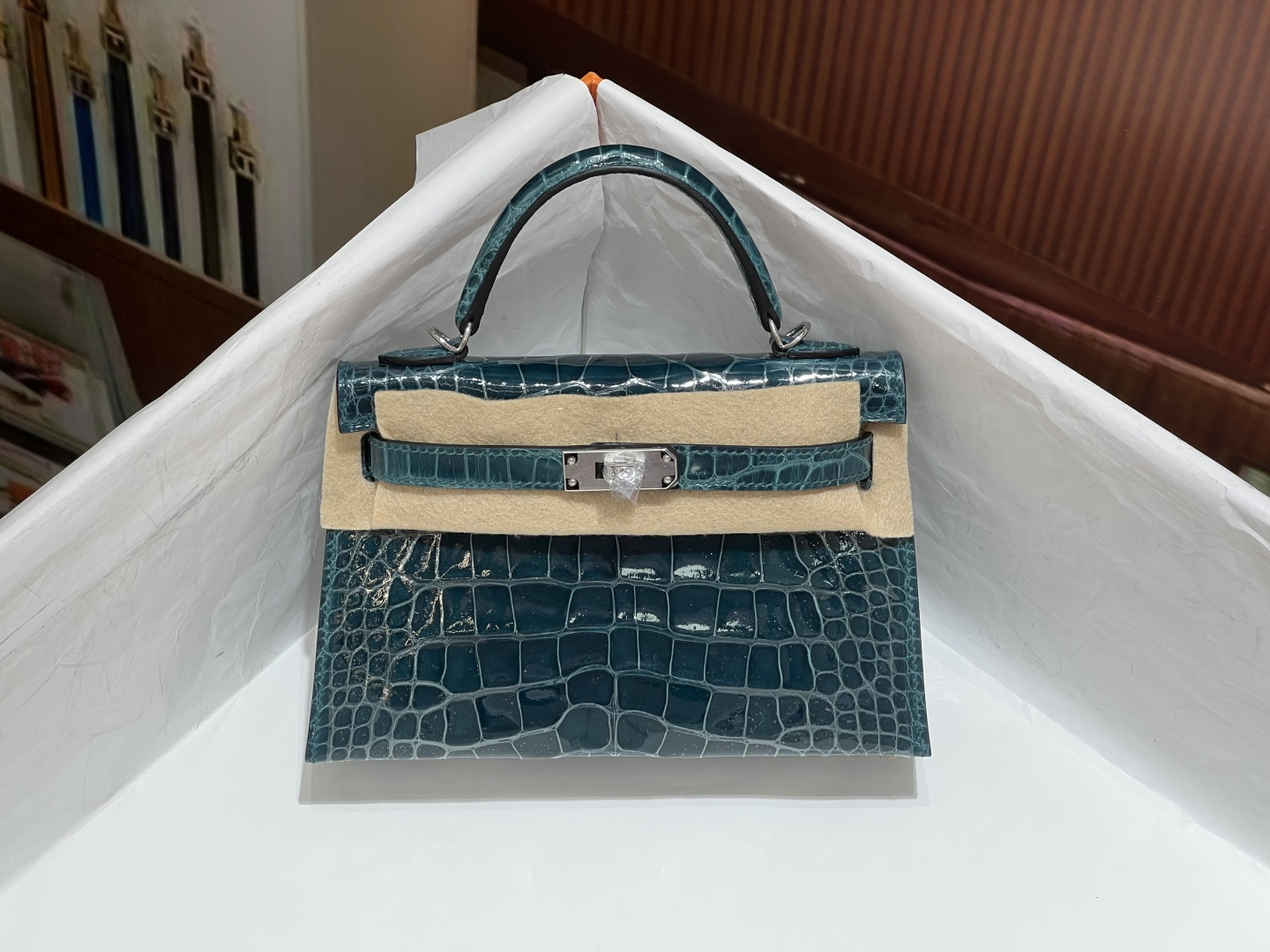 NO:851190,Strait green silver buckle Kelly second generation 19CM.hc imported high-gloss American crocodile production, pattern cutting, Italian imported sheepskin lining, top hand sewing, full set of hand-made nails, real-shot spot texture, Hermes, hermes, sheepskin, Hermes,19860909海峡绿银扣 凯莉二代19CM.hc进口高光美洲鳄制作,对版开料,意大利进口羊皮内里,顶级手缝 全套手工钉 实拍现货纹理,爱马仕,hermes,sheepskin,Hermes,,Bag