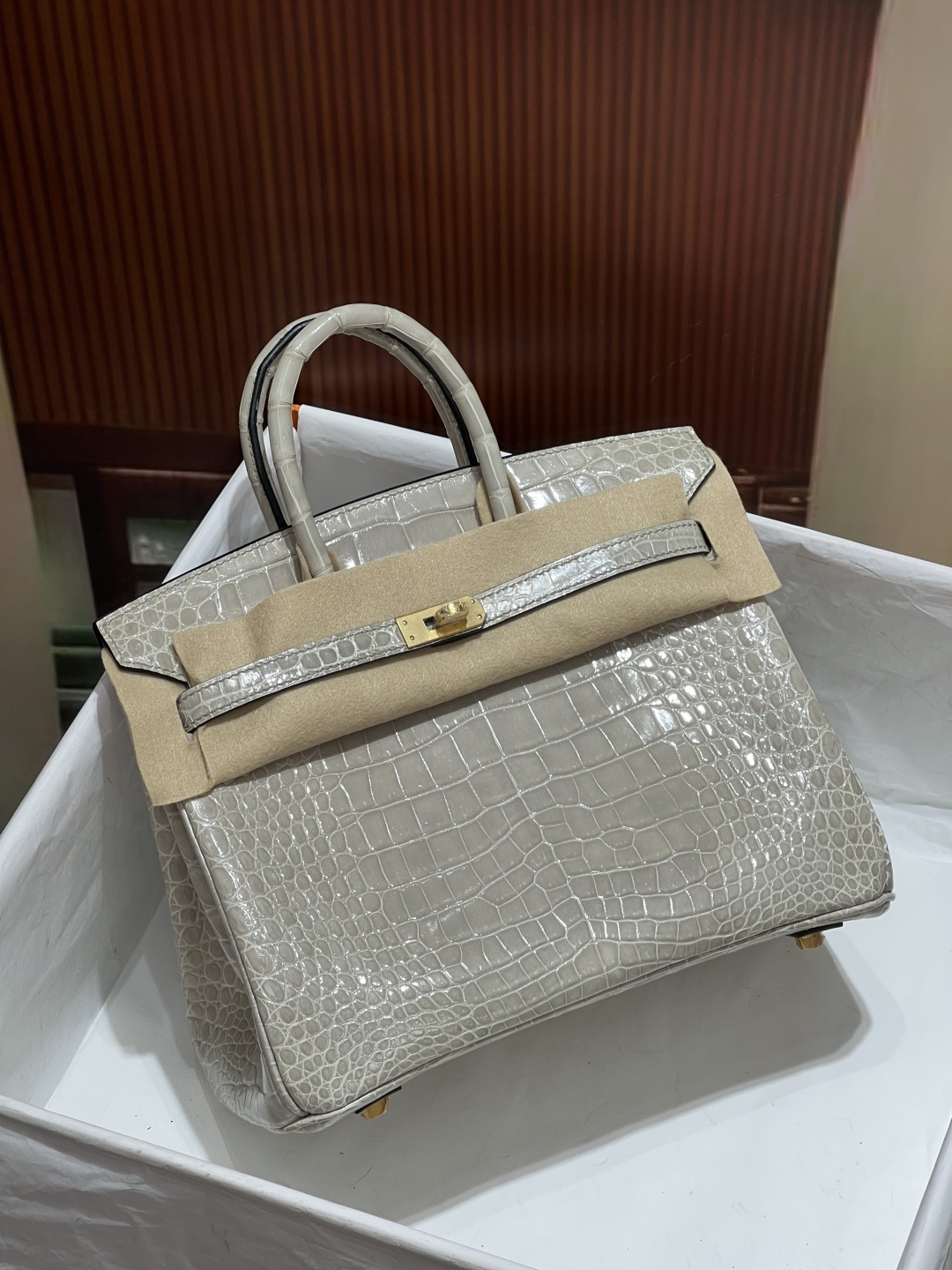 NO:700643,Platinum 25CM. The real thing is super beautiful. Made from imported hc high-gloss crocodile belly. Alligator crocodile belly is cut out from the belly. Fully hand-sewn. Real-life photos. Sheepskin lining imported from Italy, Hermes, hermes, sheepskin, Hermes,19860909铂金25CM. 实物超级美 进口hc高光鳄鱼肚皮制作,湾鳄鳄鳄鱼肚皮正肚皮开料,全手缝现货实拍 意大利进口羊皮内里,爱马仕,hermes,sheepskin,Hermes,,Bag