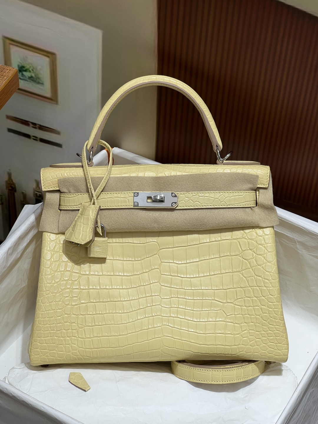 NO:700672,Kelly 28CM. Silver buckle, vanilla color, inverted v Hc imported crocodile real shot, new release, three leather pairs Z, top hand sewing craftsmanship, Hermes, Hermes, Hermes,19860909凯丽Kelly 28CM. 银扣 香草色 倒v Hc进口湾鳄实拍现货 新出 三张皮对版Z 顶级手缝工艺,爱马仕,hermes,Hermes,,Bag