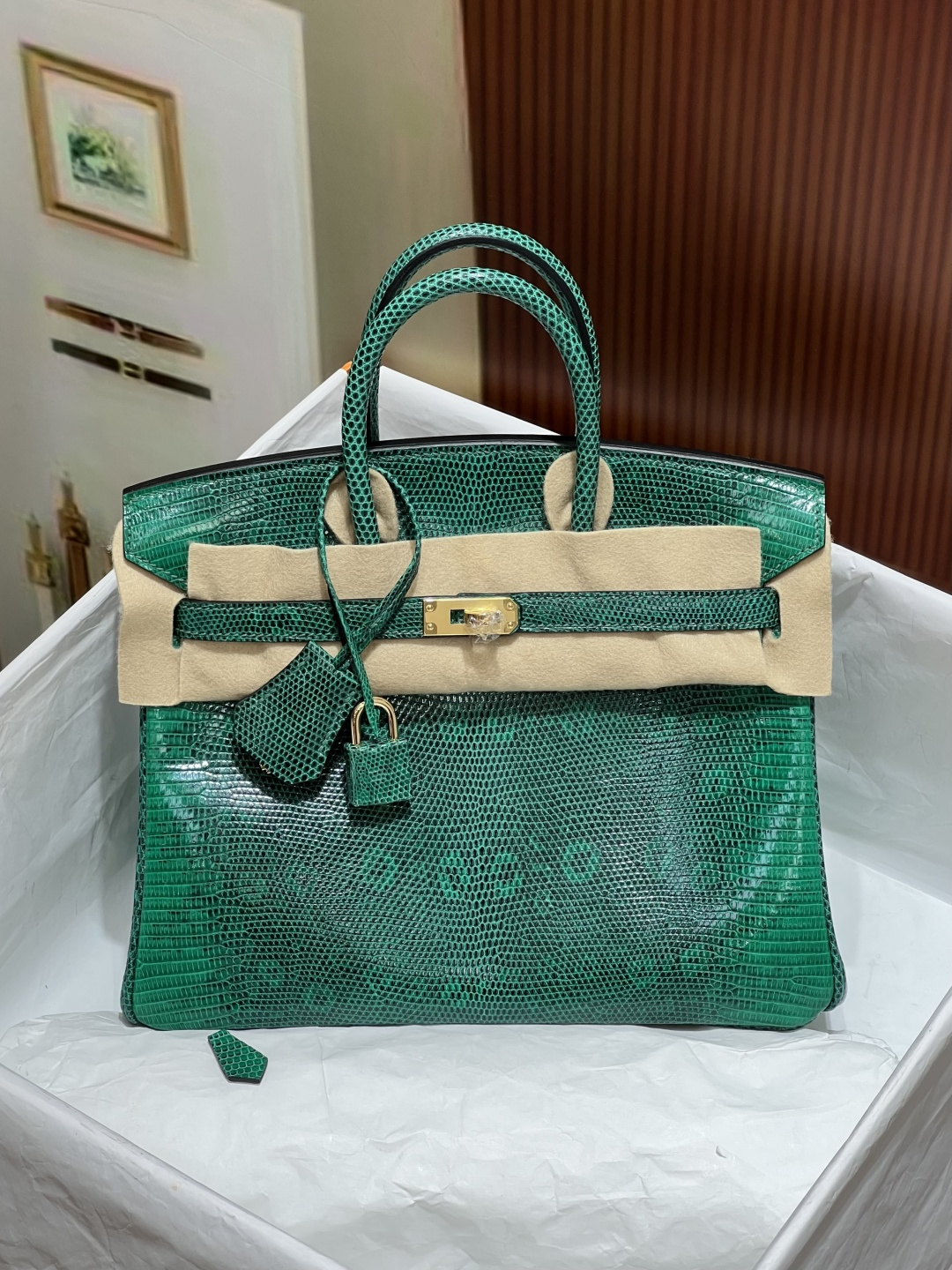 NO:812090,Platinum 25CM. Full set of hand-made nails. HC imported lizard skin, emerald green, gold buckle, 5 pieces of skin. Make a bag. The texture and leather surface are super beautiful. Top-notch hand-stitching craftsmanship, Hermes, Hermes, Hermes,19860909铂金25CM.全套手工钉 hc进口蜥蜴皮 翡翠绿 金扣 5张皮 做一个包 纹理和皮面都超级漂亮 顶级手缝工艺,爱马仕,hermes,Hermes,,Bag