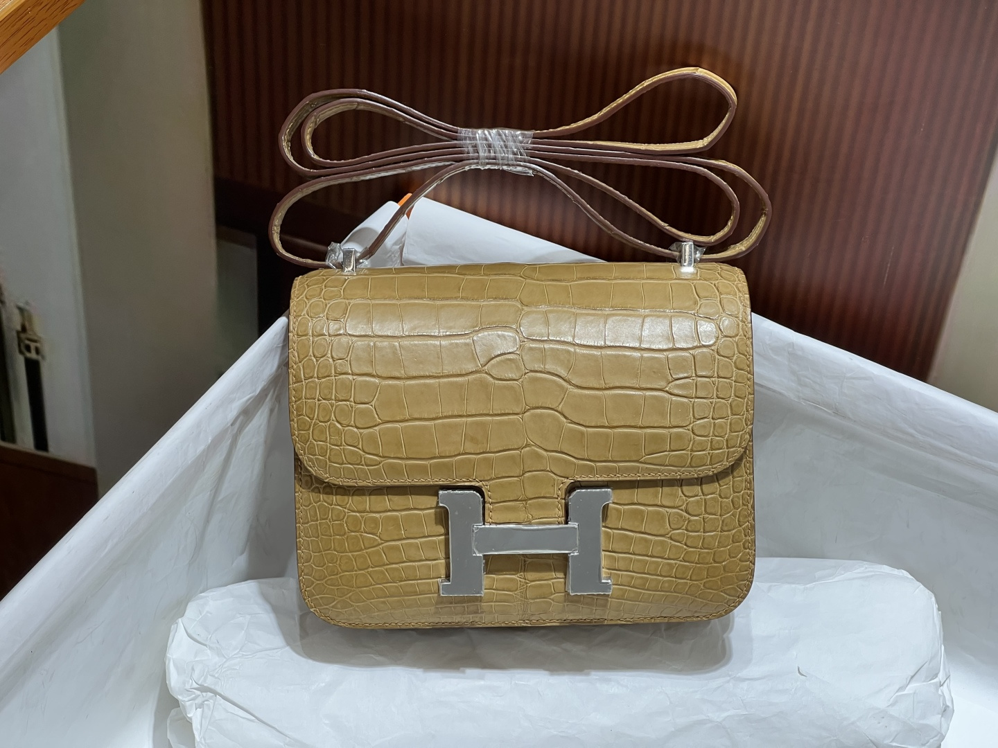 NO:699802,In stock, Kangkang 19CM. Kraft paper color, silver buckle, Hc imported original leather, American crocodile, rare leather material, great texture and grainy texture!  Top hand sewing wax thread,Hermes,hermes,cowhide,Hermes,19860909现货康康19CM. 牛皮纸色 银扣 Hc进口原厂皮美洲鳄,可遇不可求的皮料,纹理颗粒感超棒！顶级手缝蜡线,爱马仕,hermes,cowhide,Hermes,,Bag