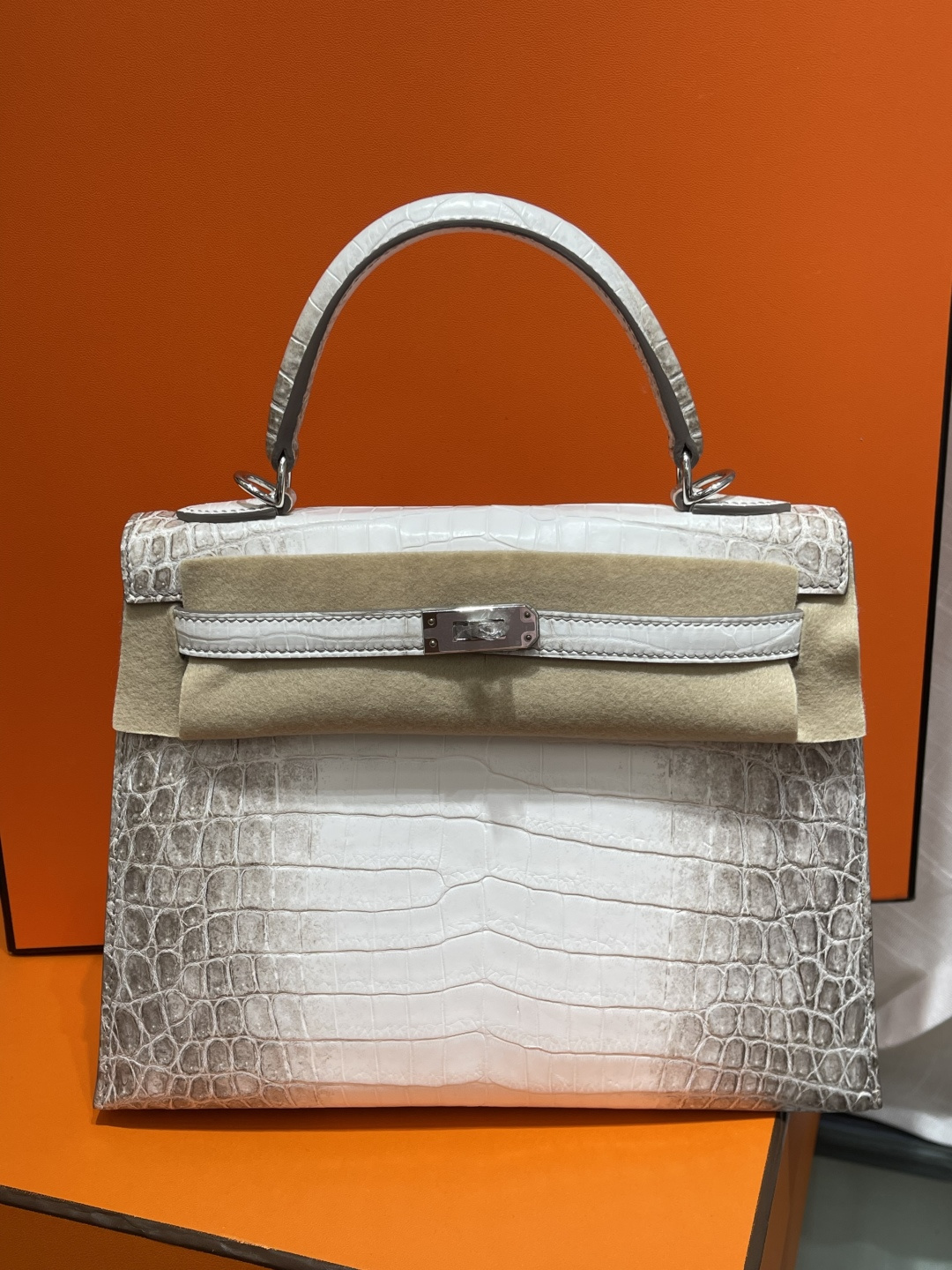 NO:700410,Kelly 25CM. Silver buckle, Himalayan white outer seam, original Nile crocodile imported from Singapore, 3 leather pairs Z!  Top quality hand sewing!  Pure hand sewing, full set of hand nails, Hermes, hermes, Hermes,19860909凯莉25CM.银扣 外缝喜马拉雅白 新加坡进口原厂尼罗鳄 3张皮对版Z！ 顶级手工缝制！纯手缝,全套手工钉,爱马仕,hermes,Hermes,,Bag