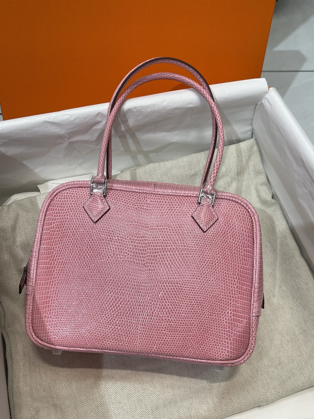 NO:697928,Mini lum in stock lizard skin 20CM. Feather bag!  The appearance design is simple and elegant, but in fact it has a large capacity, is easy to match and fashionable!  ,Hermes,hermes,Hermes,19860909Mini lum 现货 蜥蜴皮20CM. 羽毛包！外观设计简单大方,实则容量大,好搭又时尚！,爱马仕,hermes,Hermes,,Bag
