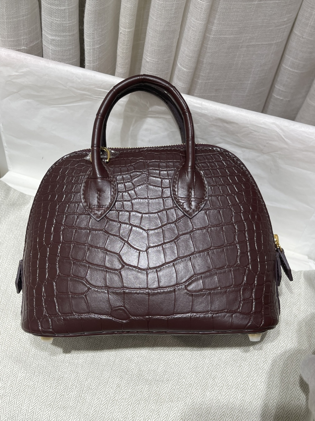 NO:701121,The glossy oily feel is visible on the hands, chocolate gold buckle, bowling ball bolid mini size!  Spot hc imported American crocodiles are hand-sewn!  ,Hermes,hermes,Hermes,19860909光泽油脂感上手可见 巧克力金扣 保龄球 bolid 迷你号！现货hc进口美洲鳄手工缝制！,爱马仕,hermes,Hermes,,Bag