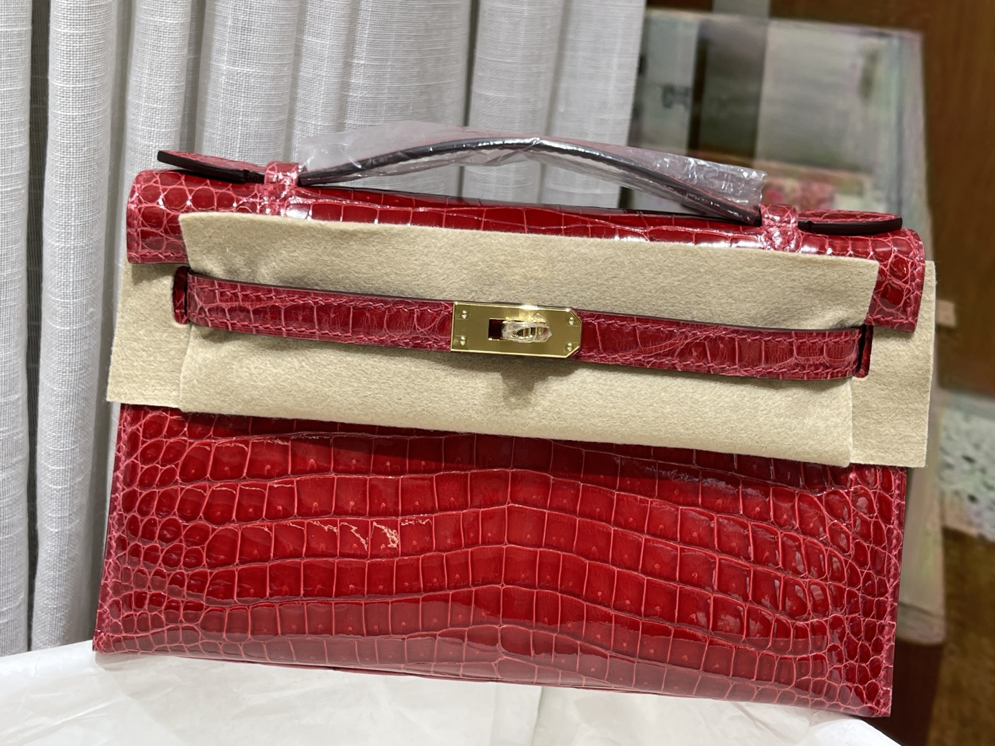 NO:851273,Gold buckle Kelly Generation 22CM. Made of imported high-gloss crocodile, plate-cut material, sheepskin lining imported from Italy, top-notch hand-stitching, full set of hand-made nails, real-life texture, Hermes, hermes, sheepskin, Hermes,19860909金扣 凯莉一代22CM.进口高光湾鳄制作,对版开料,意大利进口羊皮内里,顶级手缝 全套手工钉 实拍现货纹理,爱马仕,hermes,sheepskin,Hermes,,Bag