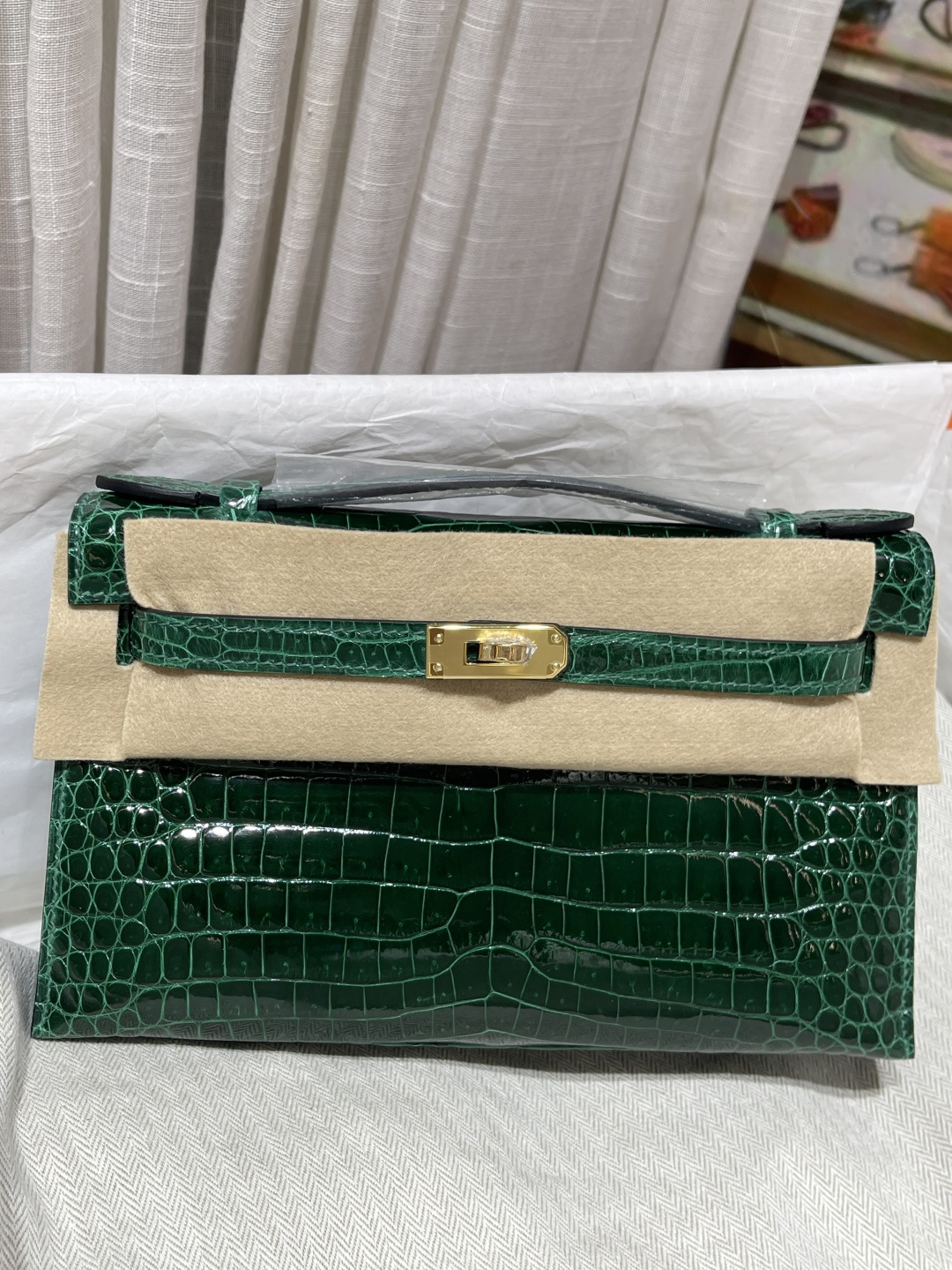 NO:851305,Emerald gold buckle Kelly Generation 22CM. Made of imported high-gloss crocodile, plate cutting, sheepskin lining imported from Italy, top-grade hand-stitching, full set of hand-made nails, real-shot texture, Hermes, hermes, sheepskin, Hermes,19860909祖母绿 金扣 凯莉一代22CM.进口高光湾鳄制作,对版开料,意大利进口羊皮内里,顶级手缝 全套手工钉 实拍现货纹理,爱马仕,hermes,sheepskin,Hermes,,Bag