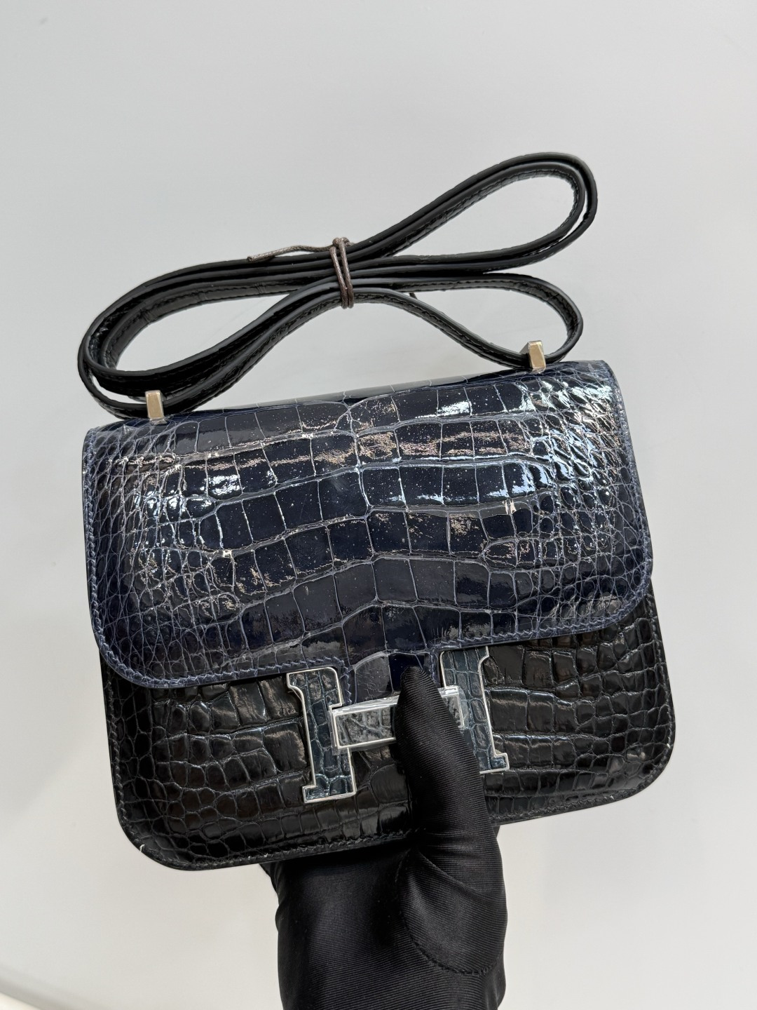 NO:714031,Kangkang 19CM. Beautiful silver buckle. Three pieces of leather to make one. Hc imported high-gloss American crocodile, textures on three sides are symmetrical. High-gloss crocodile leather, hand-sewn with top wax thread!  Real shot texture,Hermes,hermes,crocodile skin,Hermes,19860909康康19CM. 银扣 绝美 三张皮做一个 Hc进口高光美洲鳄,三面纹理都对称 高光鳄鱼皮,顶级蜡线手工缝制！实拍纹理,爱马仕,hermes,crocodile skin,Hermes,,Bag